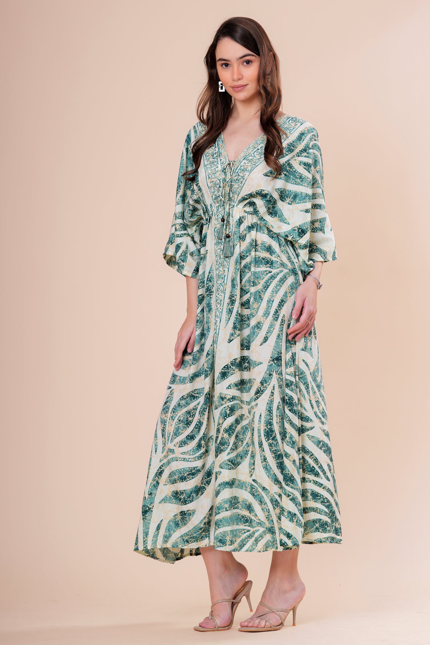 Kaftán Estampado Botánico con Escote V y Borlas