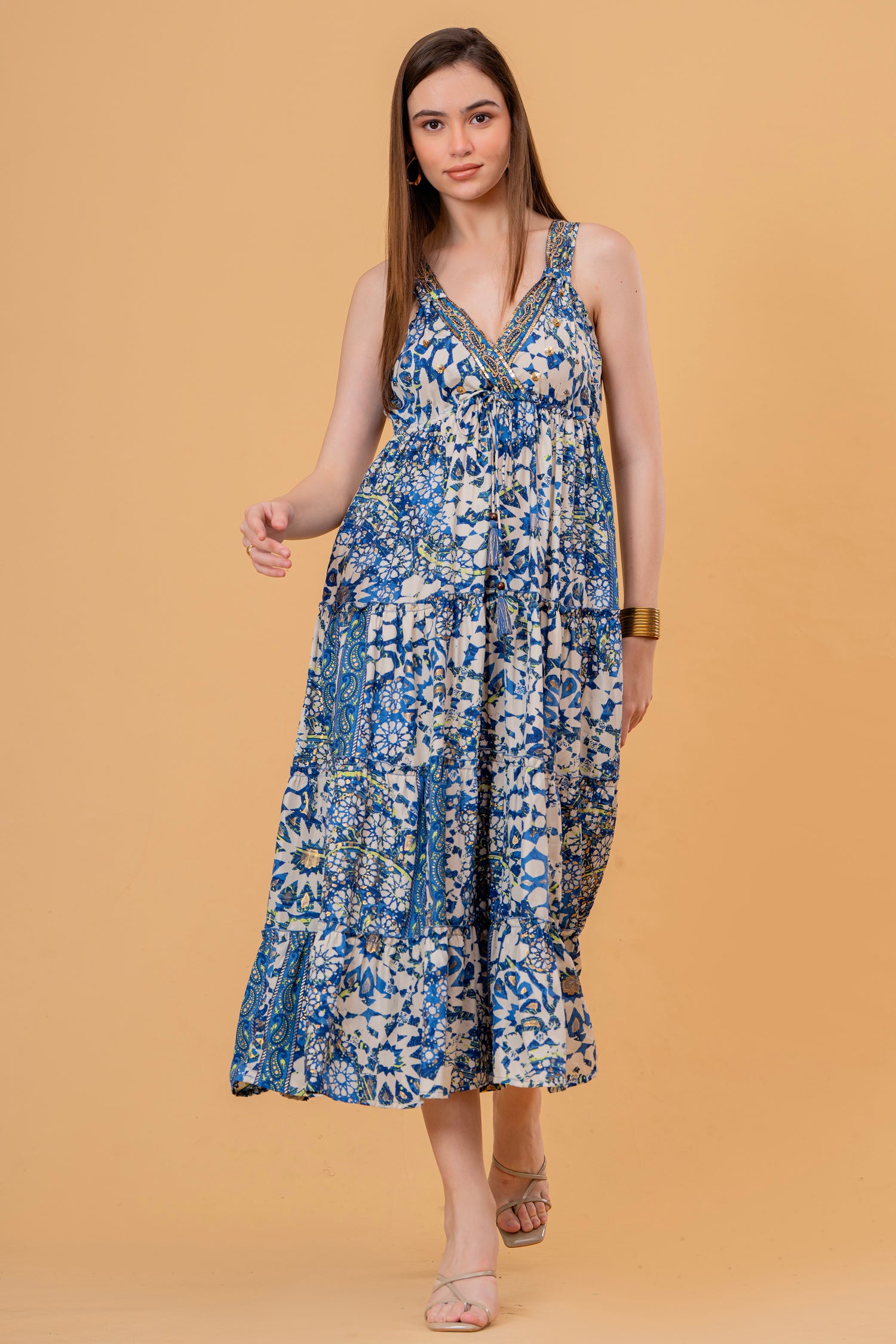 Vestido Midi de Tirantes Azulejo Azul con Escote Bordado