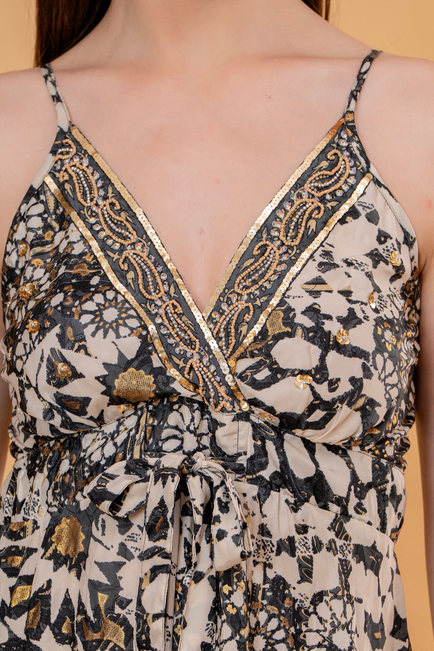 Minivestido Fruncido de Tirantes Estampado Negro y Oro