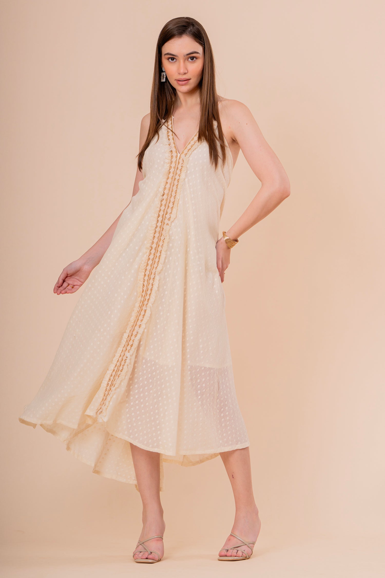 Vestido Maxi Tirantes Crudo con Bordado Cobre y Bajo Asimétrico