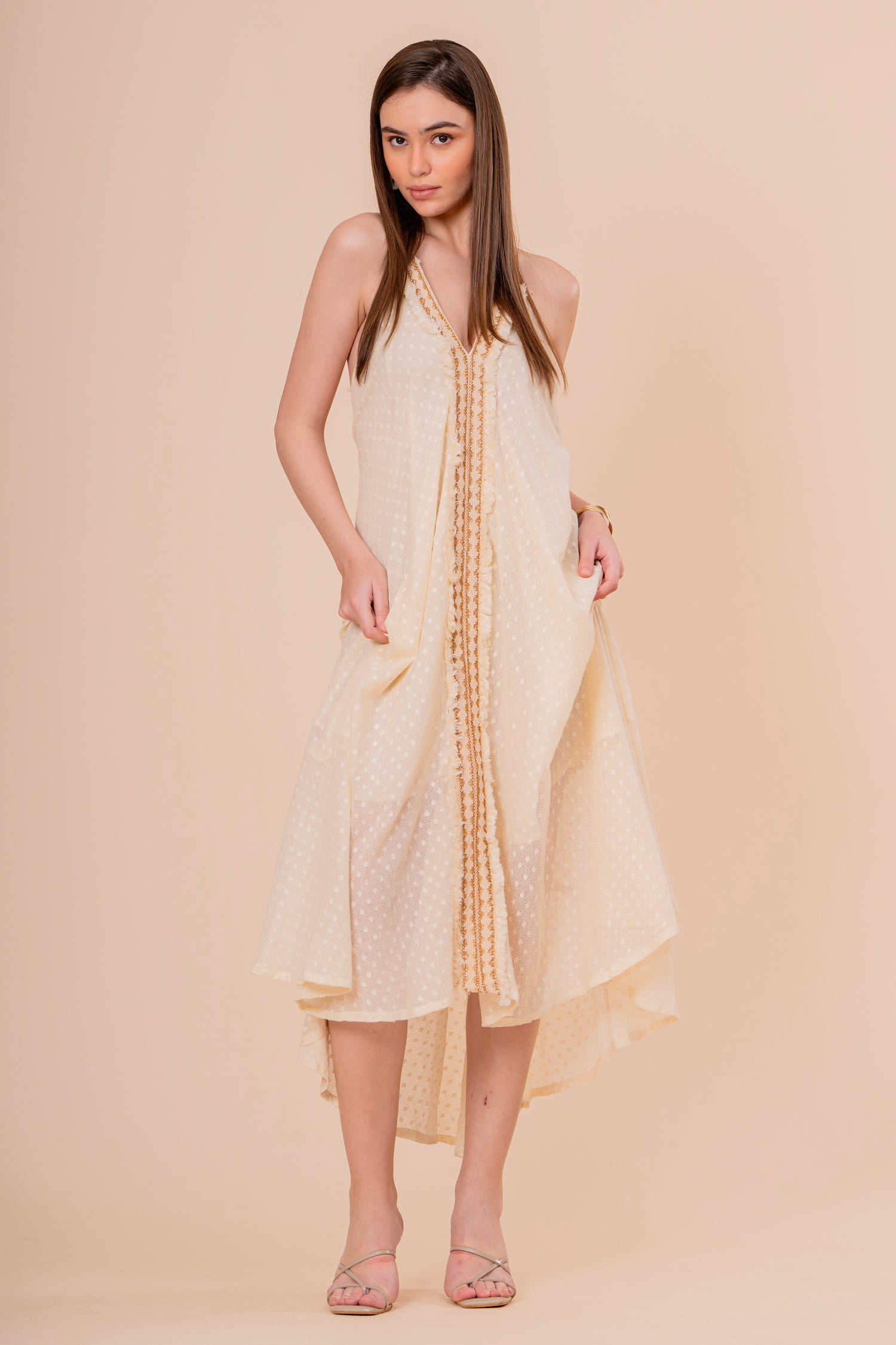 Vestido Maxi Tirantes Crudo con Bordado Cobre y Bajo Asimétrico