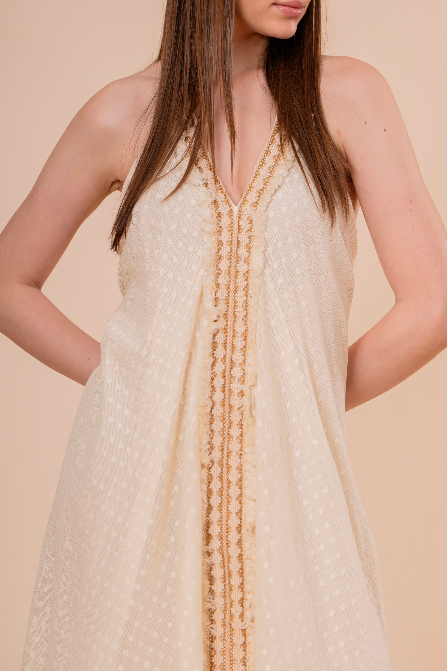 Vestido Maxi Tirantes Crudo con Bordado Cobre y Bajo Asimétrico