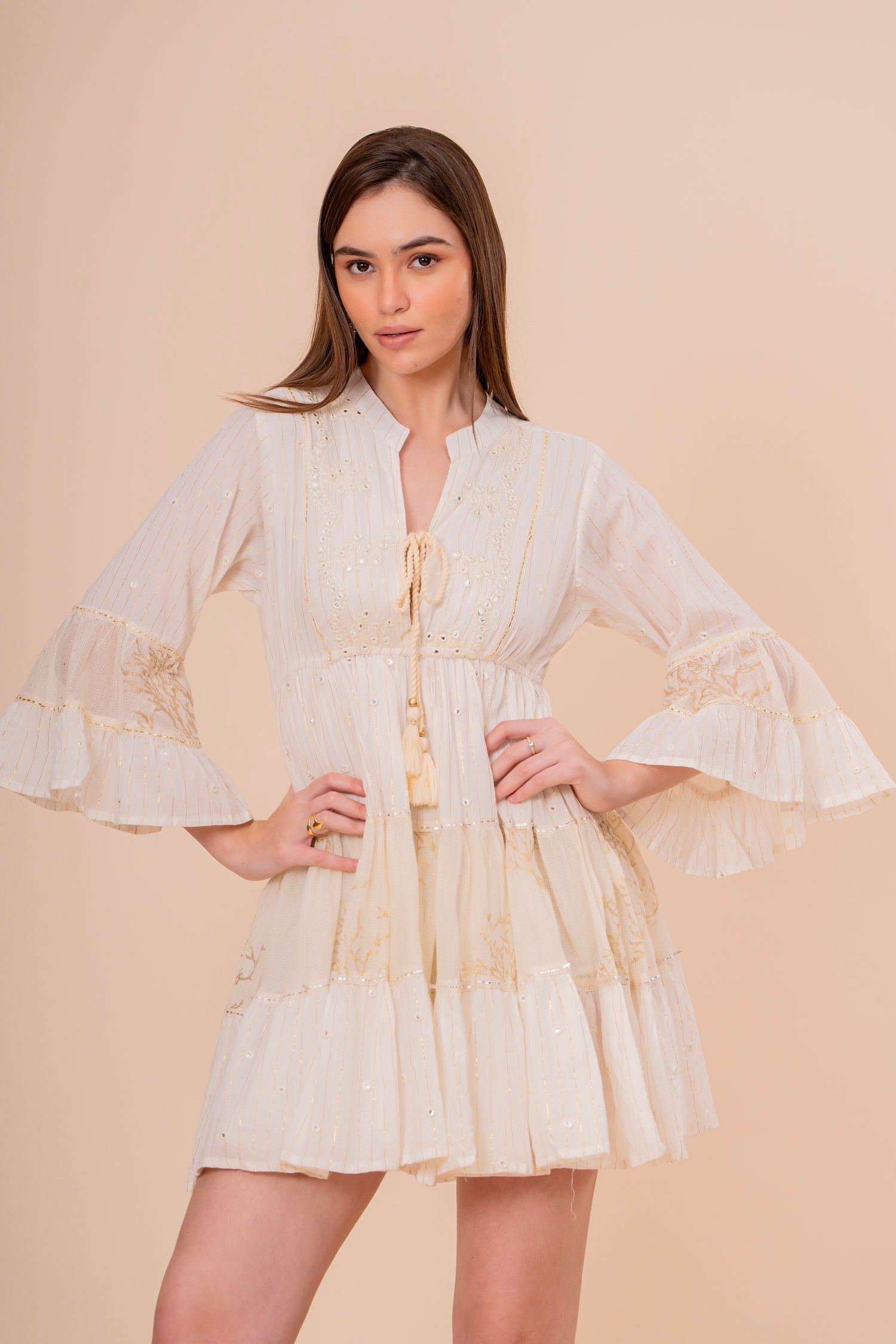 Minivestido Crudo Bordado Dorado con Manga Volantes