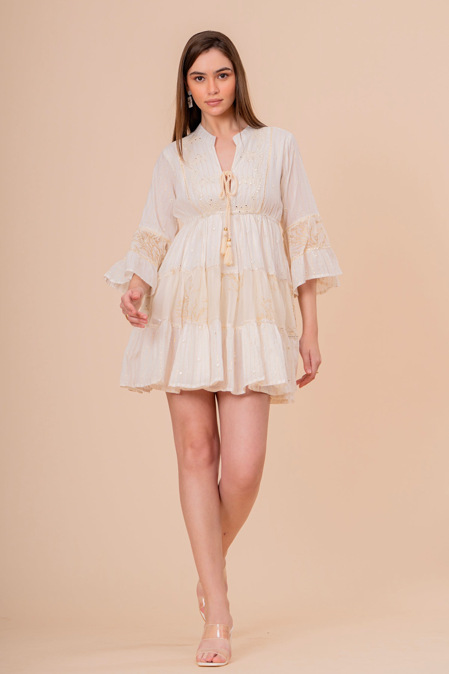 Minivestido Crudo Bordado Dorado con Manga Volantes