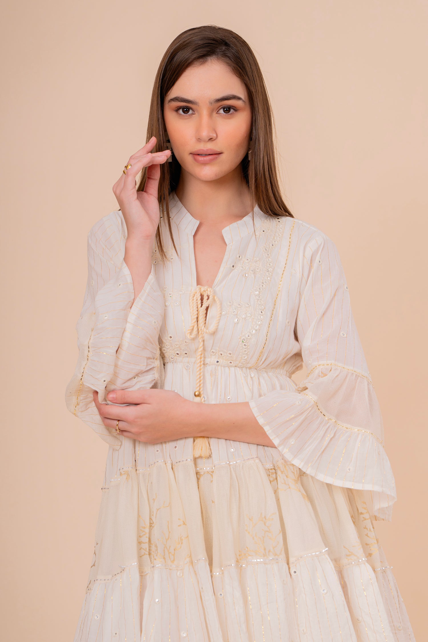 Minivestido Crudo Bordado Dorado con Manga Volantes