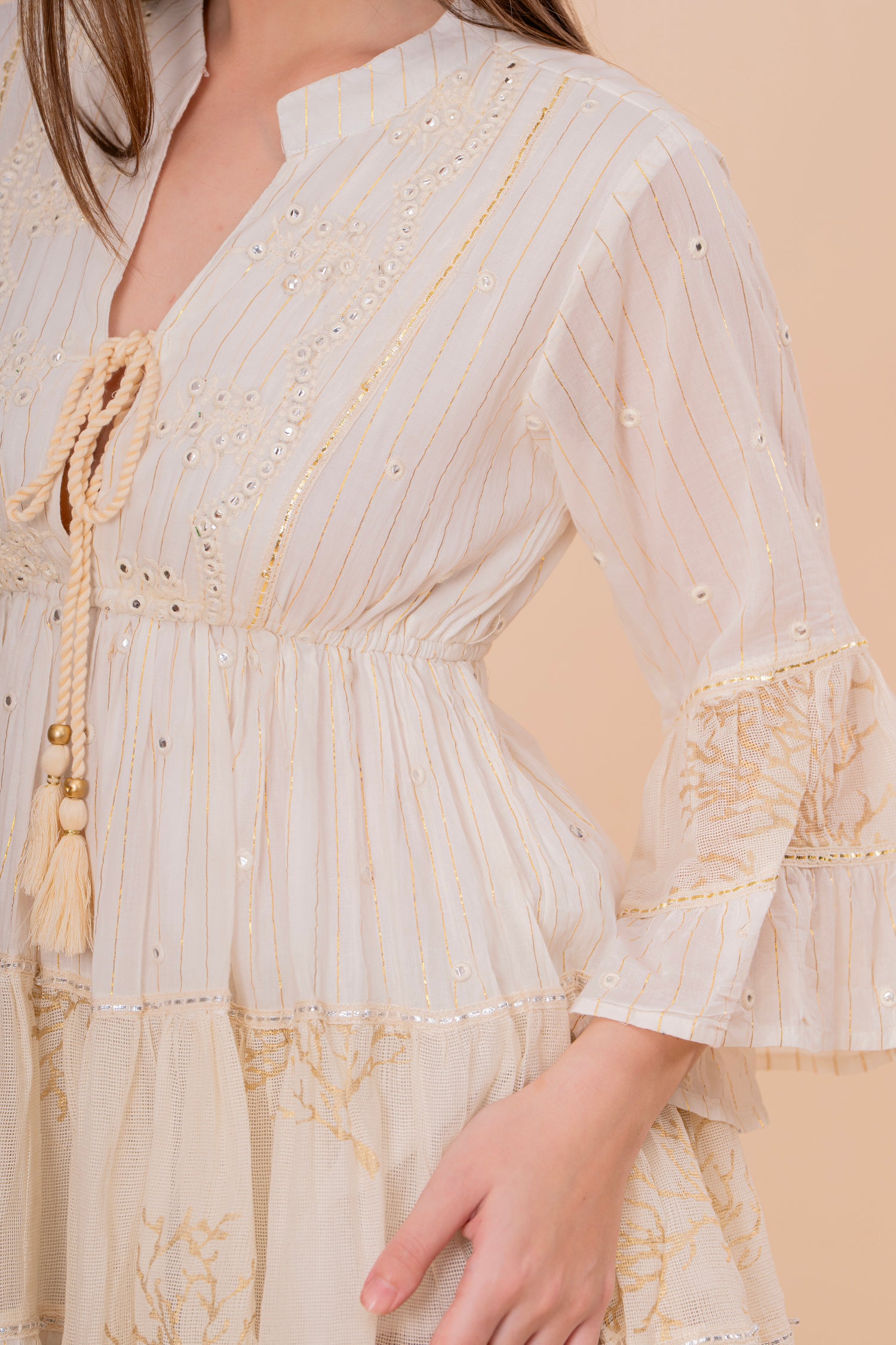 Minivestido Crudo Bordado Dorado con Manga Volantes