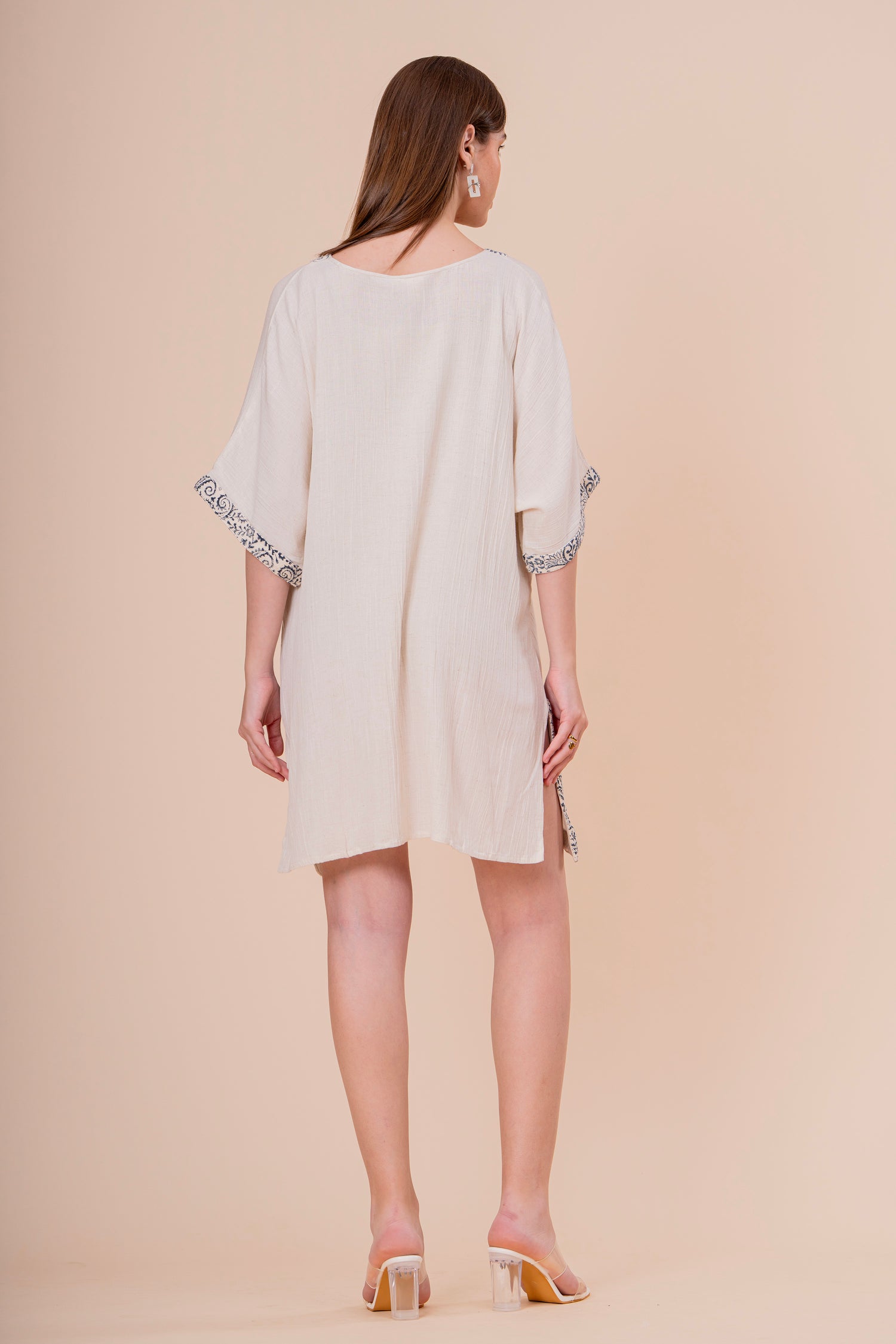 Kaftán Túnica Crudo con Bordado Azul y Manga Kimono