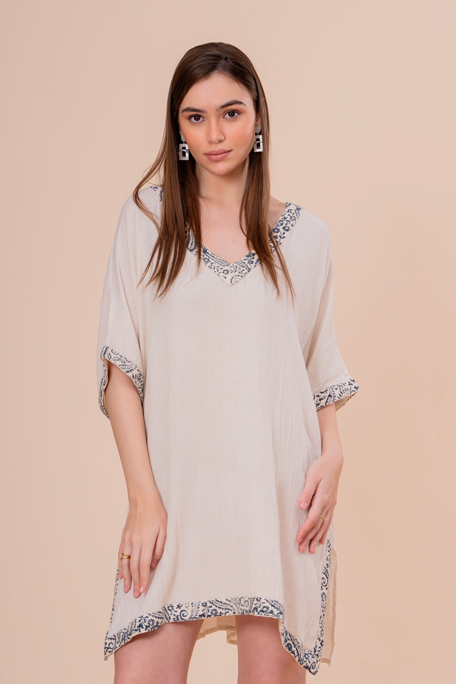 Kaftán Túnica Crudo con Bordado Azul y Manga Kimono