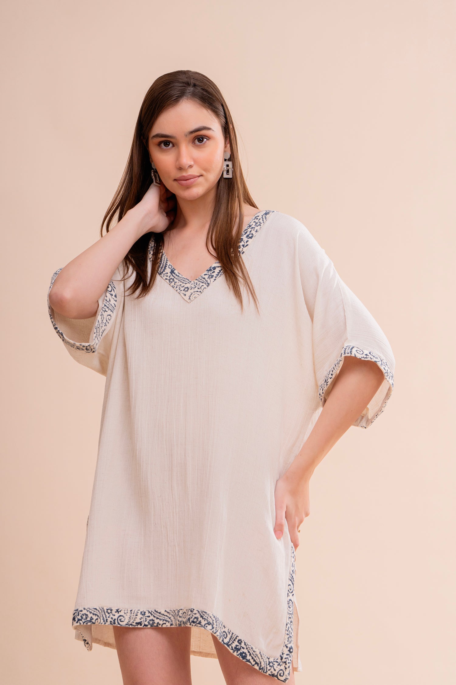 Kaftán Túnica Crudo con Bordado Azul y Manga Kimono