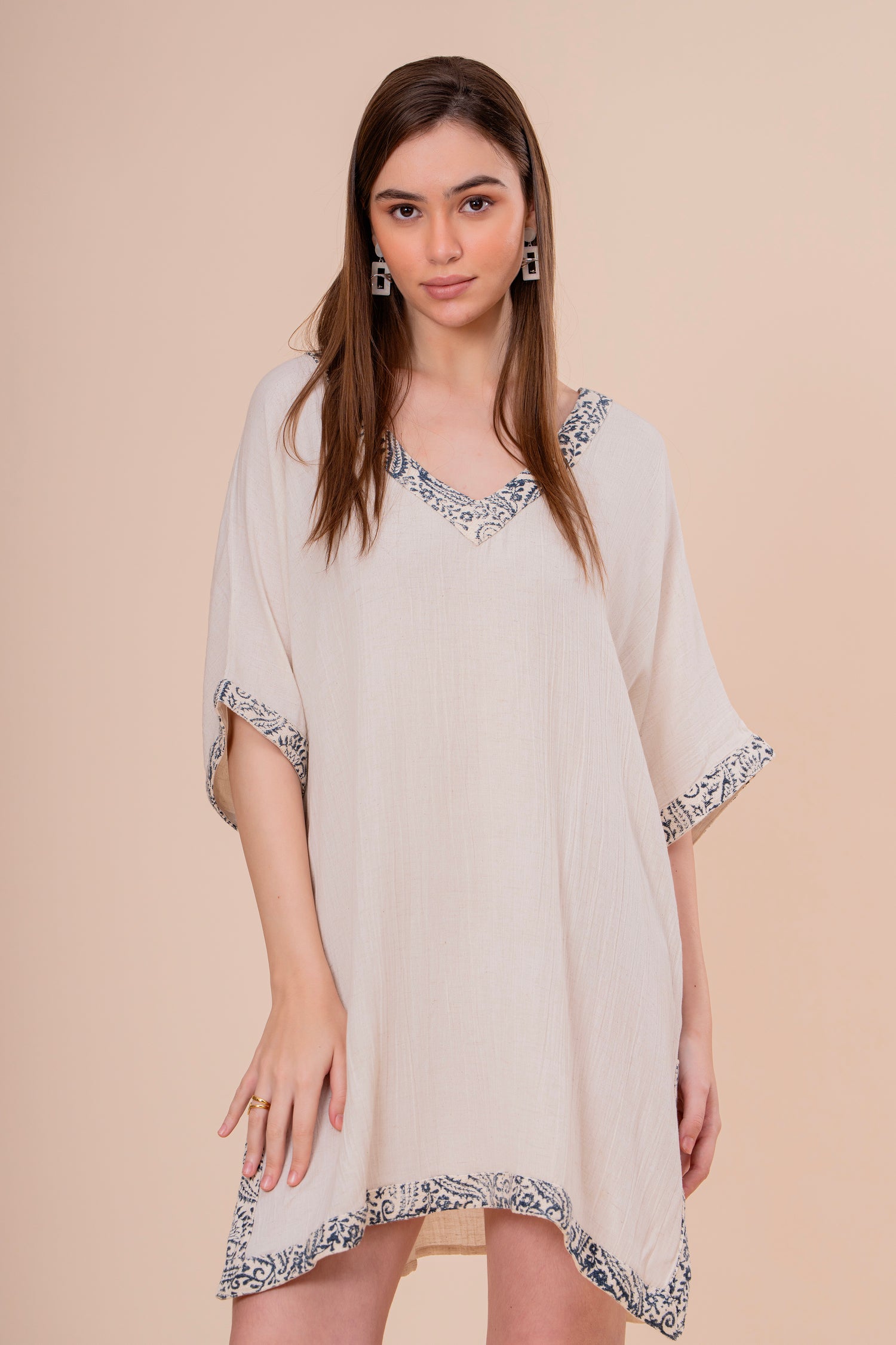 Kaftán Túnica Crudo con Bordado Azul y Manga Kimono