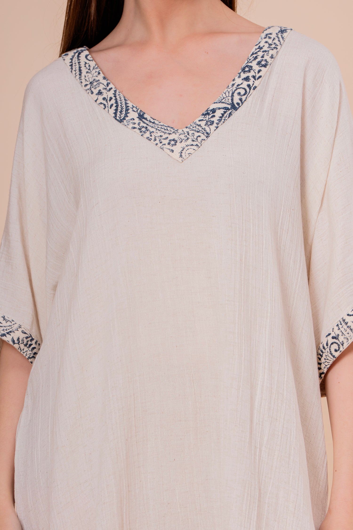 Kaftán Túnica Crudo con Bordado Azul y Manga Kimono