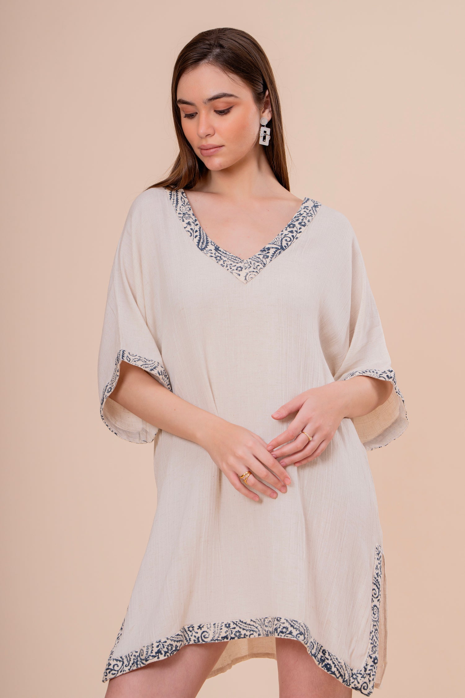 Kaftán Túnica Crudo con Bordado Azul y Manga Kimono