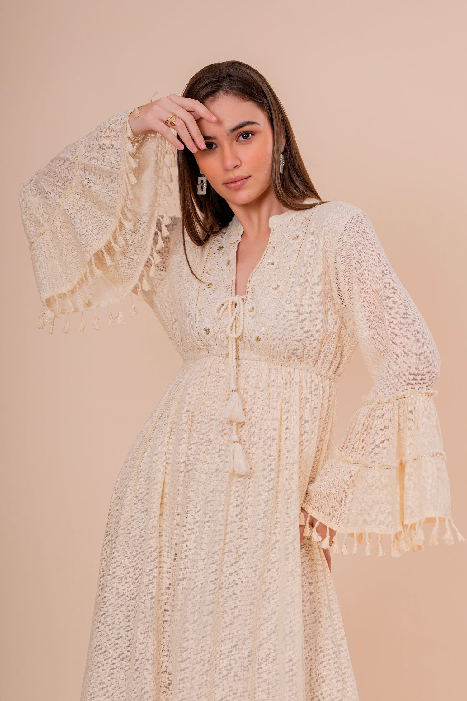 Vestido Maxi Crudo con Bordado y Manga Campana