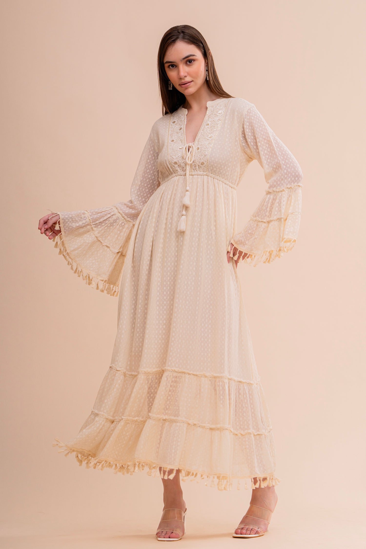 Vestido Maxi Crudo con Bordado y Manga Campana