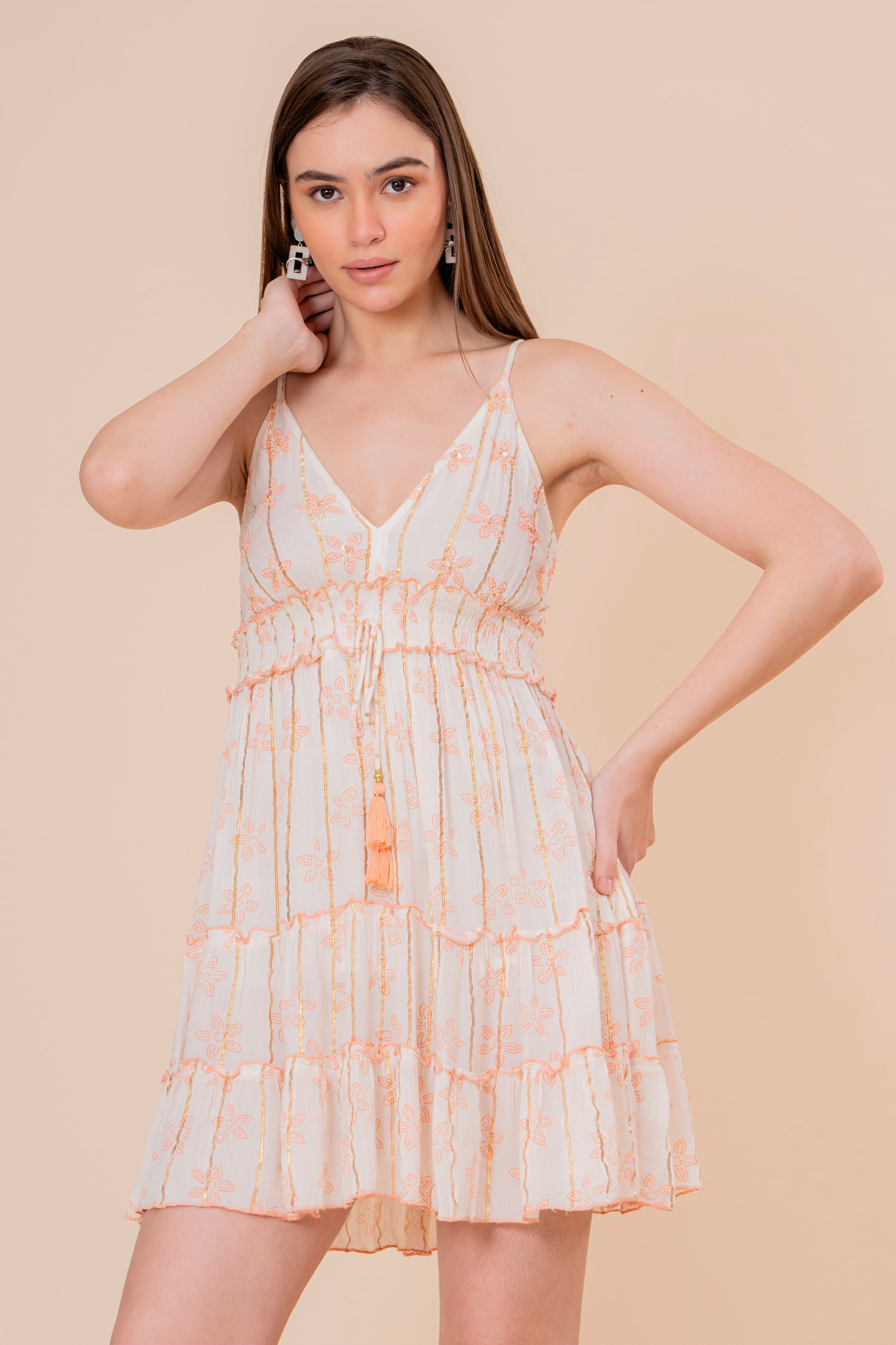 Minivestido de Tirantes Blanco con Rayas Doradas y Volantes