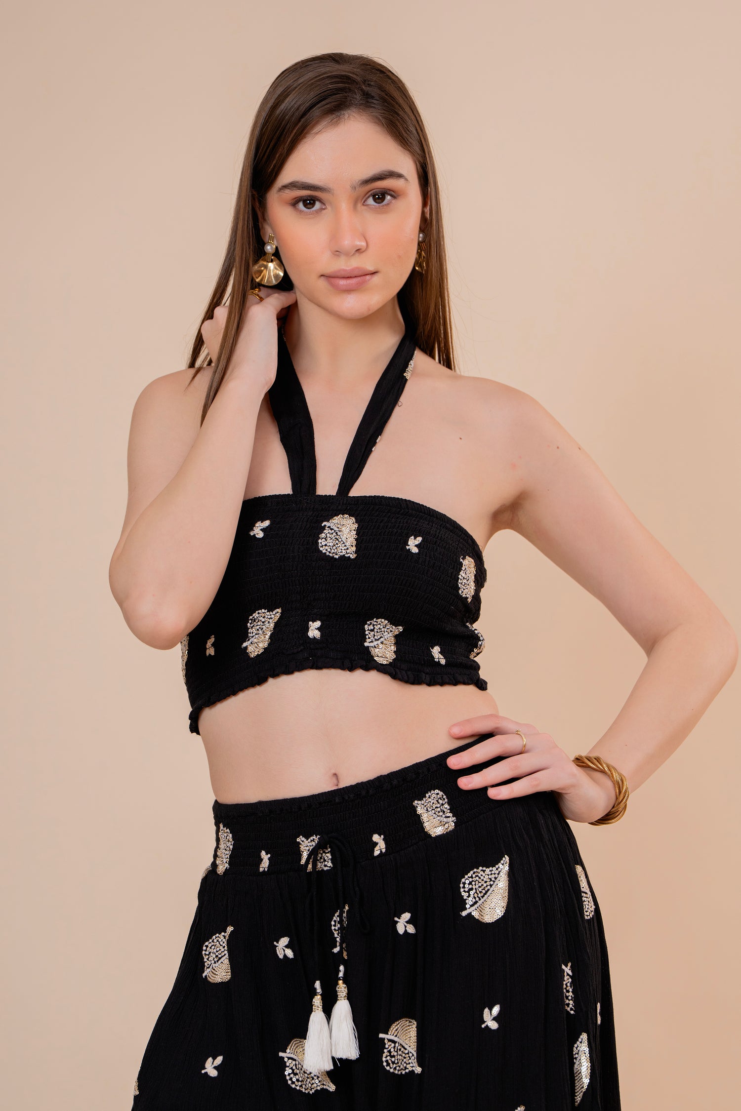 Conjunto de Falda Maxi y Top Bandeau Fruncido Negro con Hojas Doradas