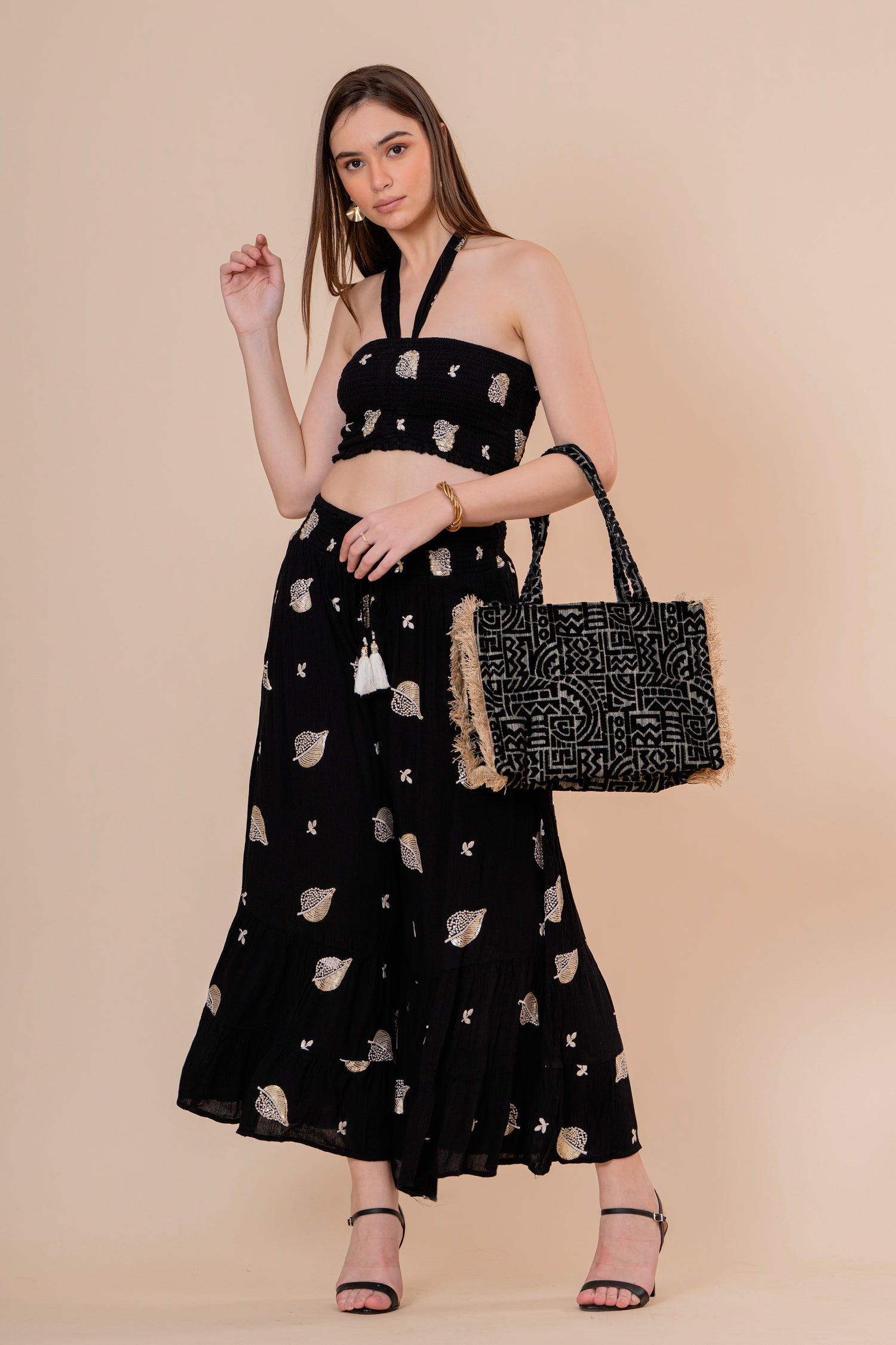 Conjunto de Falda Maxi y Top Bandeau Fruncido Negro con Hojas Doradas