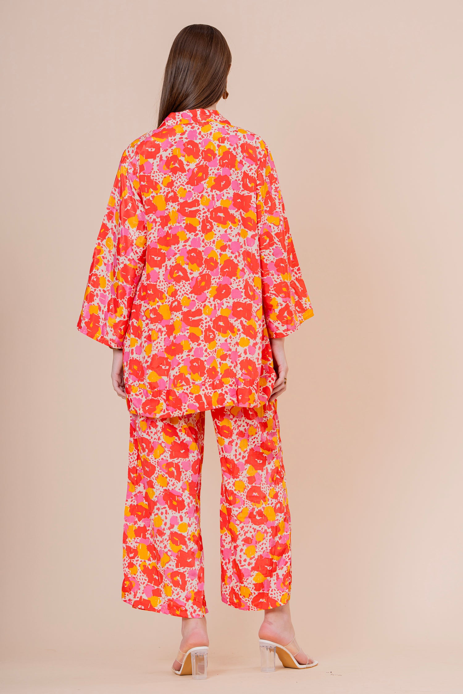 Conjunto de 3 Piezas Top Bandeau Pantalón y Kimono Estampado Floral Naranja Fucsia