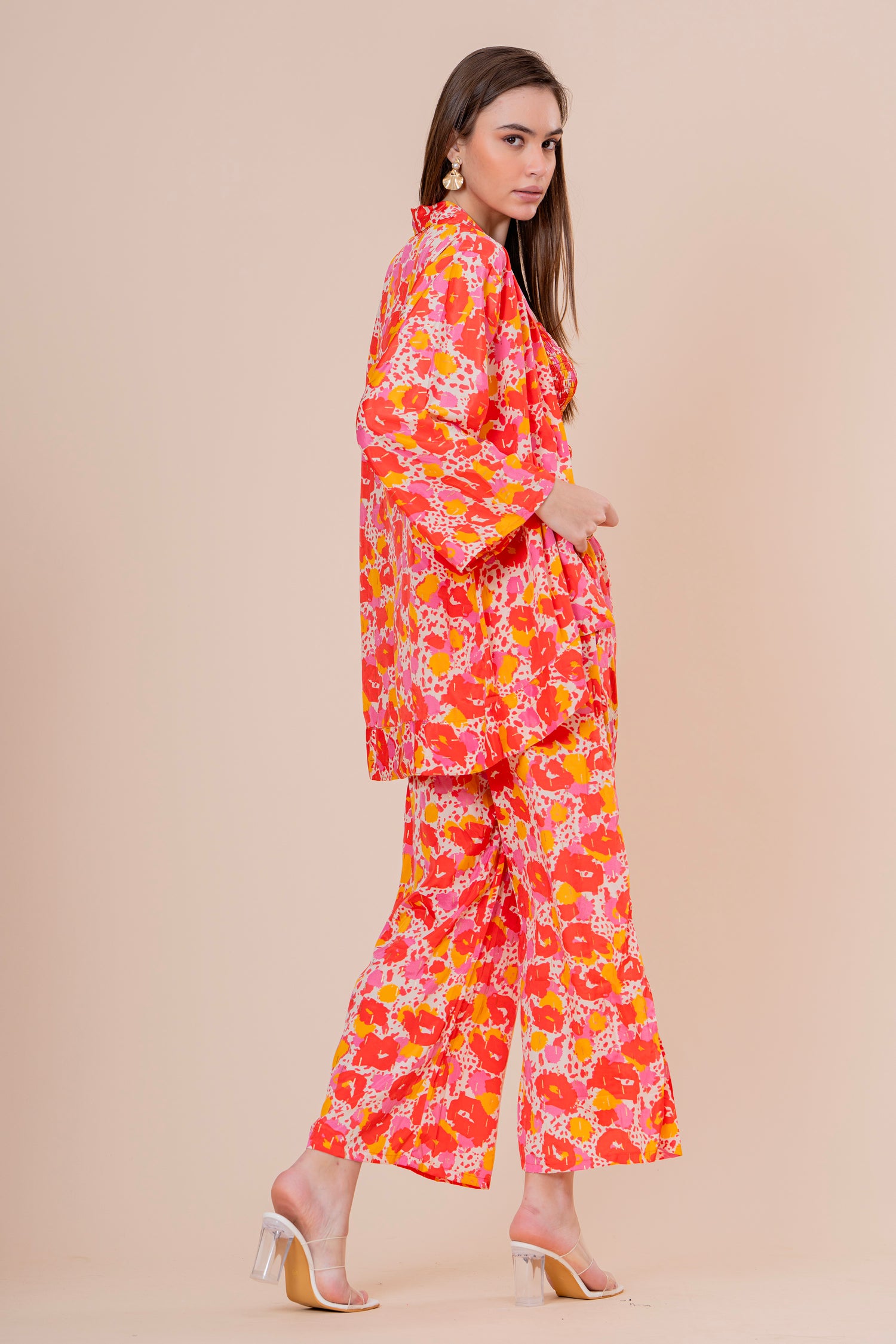 Conjunto de 3 Piezas Top Bandeau Pantalón y Kimono Estampado Floral Naranja Fucsia