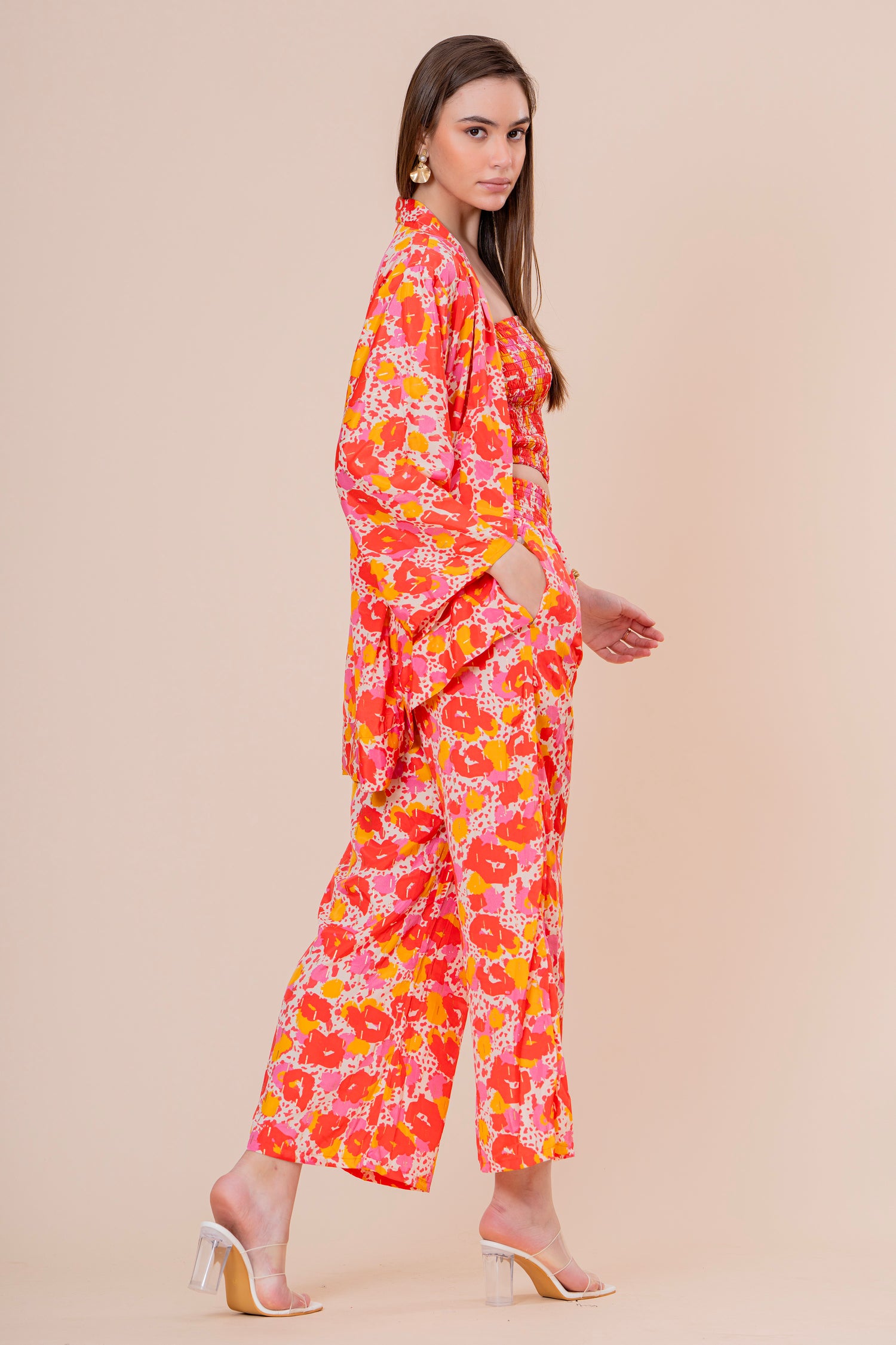 Conjunto de 3 Piezas Top Bandeau Pantalón y Kimono Estampado Floral Naranja Fucsia