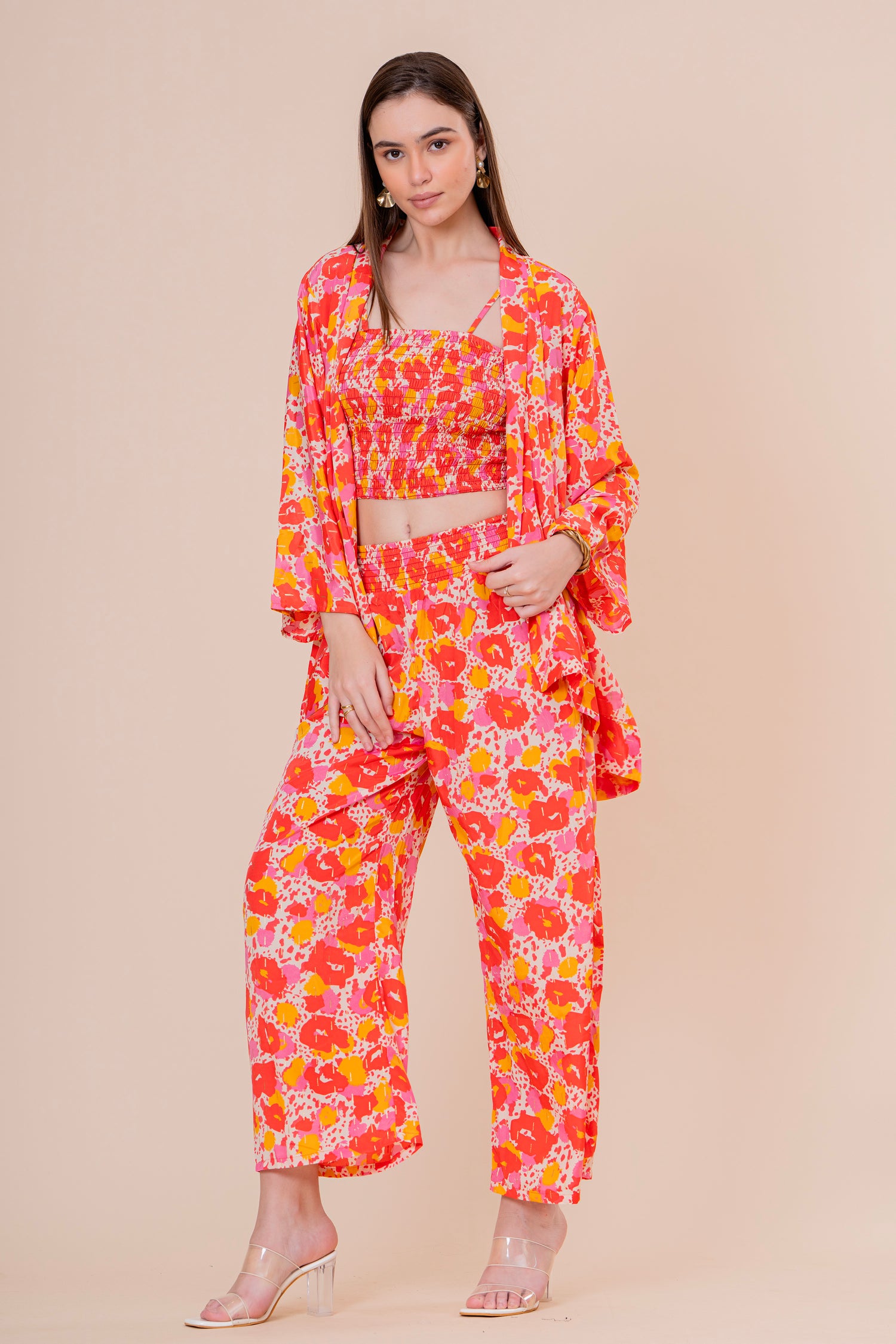 Conjunto de 3 Piezas Top Bandeau Pantalón y Kimono Estampado Floral Naranja Fucsia