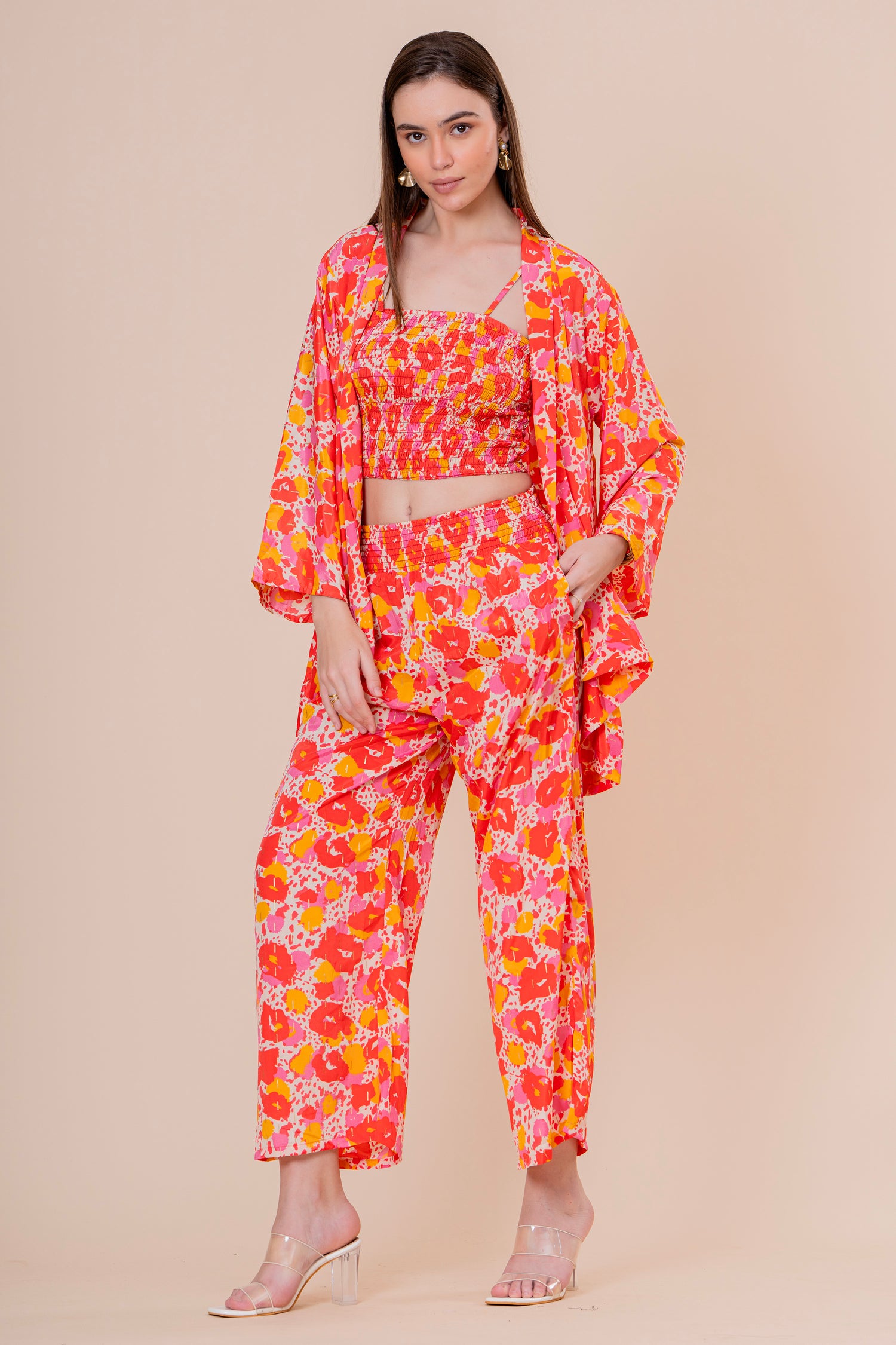 Conjunto de 3 Piezas Top Bandeau Pantalón y Kimono Estampado Floral Naranja Fucsia
