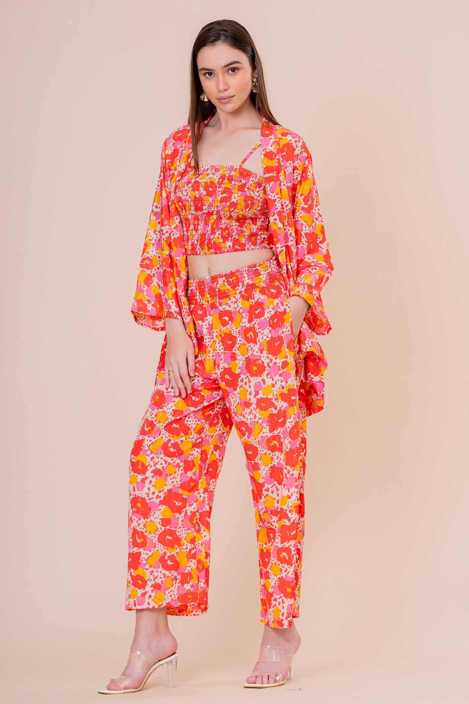 Conjunto de 3 Piezas Top Bandeau Pantalón y Kimono Estampado Floral Naranja Fucsia