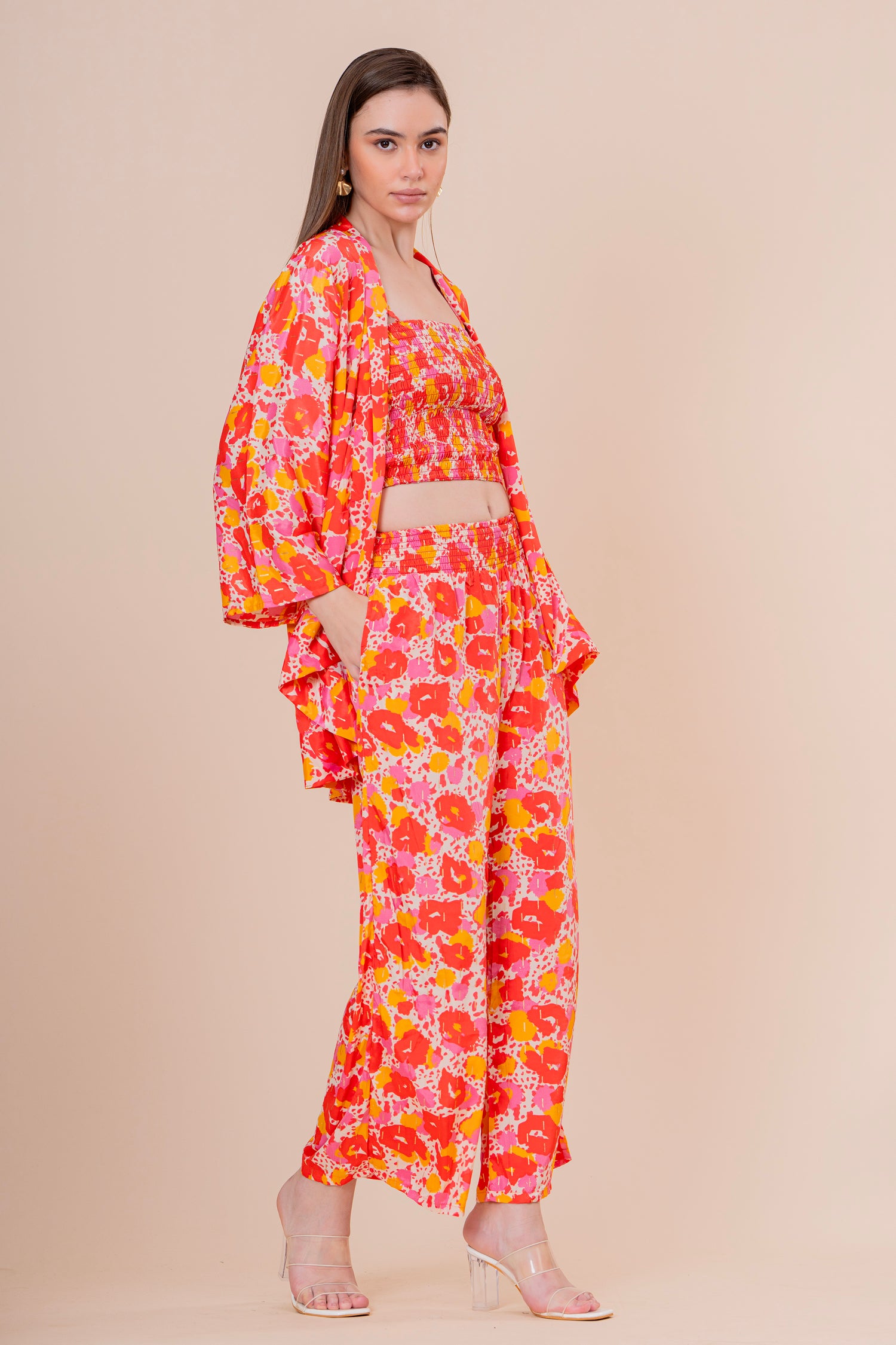 Conjunto de 3 Piezas Top Bandeau Pantalón y Kimono Estampado Floral Naranja Fucsia