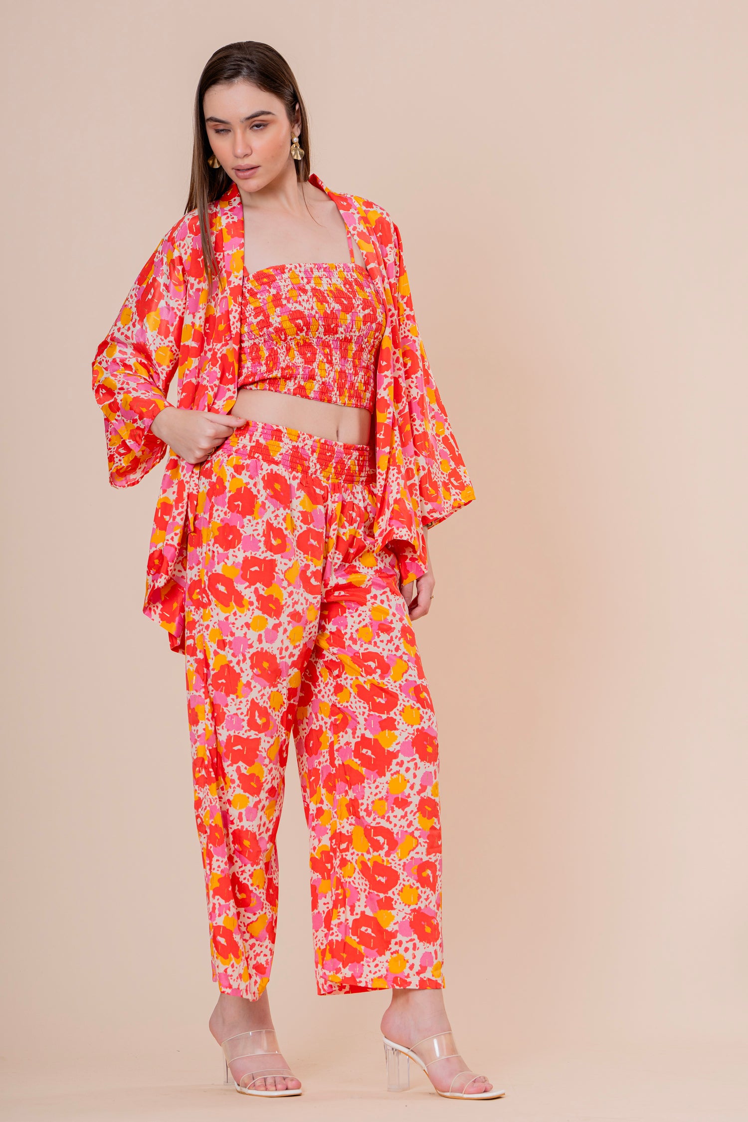 Conjunto de 3 Piezas Top Bandeau Pantalón y Kimono Estampado Floral Naranja Fucsia
