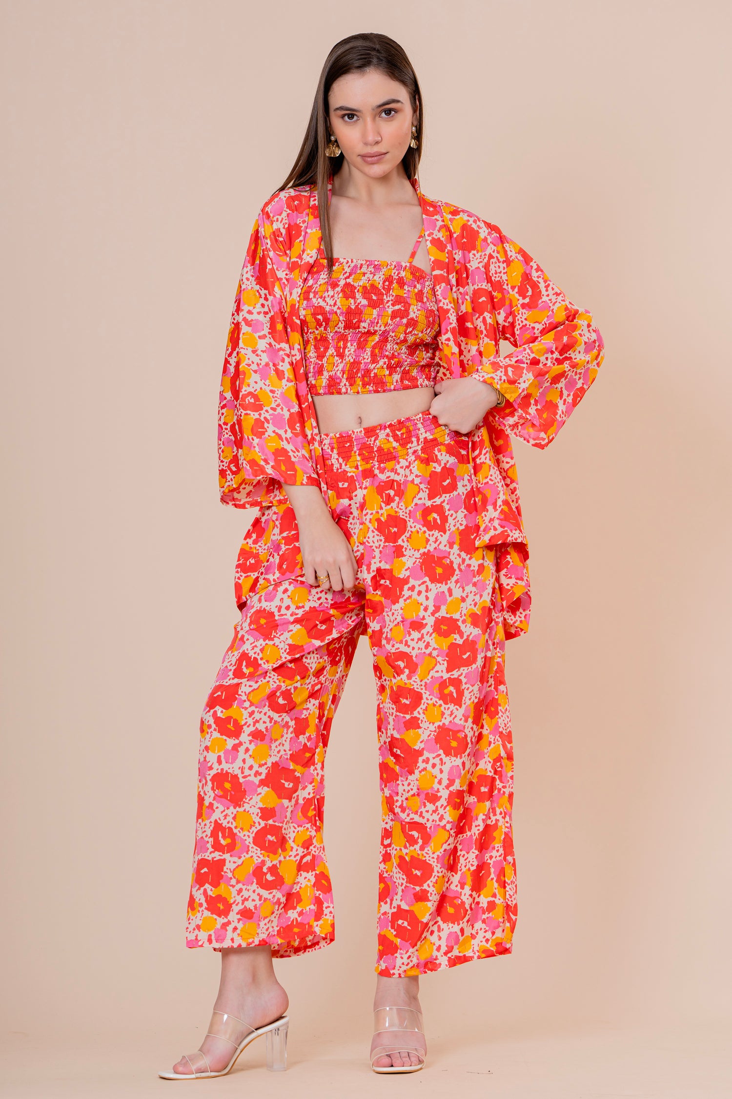 Conjunto de 3 Piezas Top Bandeau Pantalón y Kimono Estampado Floral Naranja Fucsia