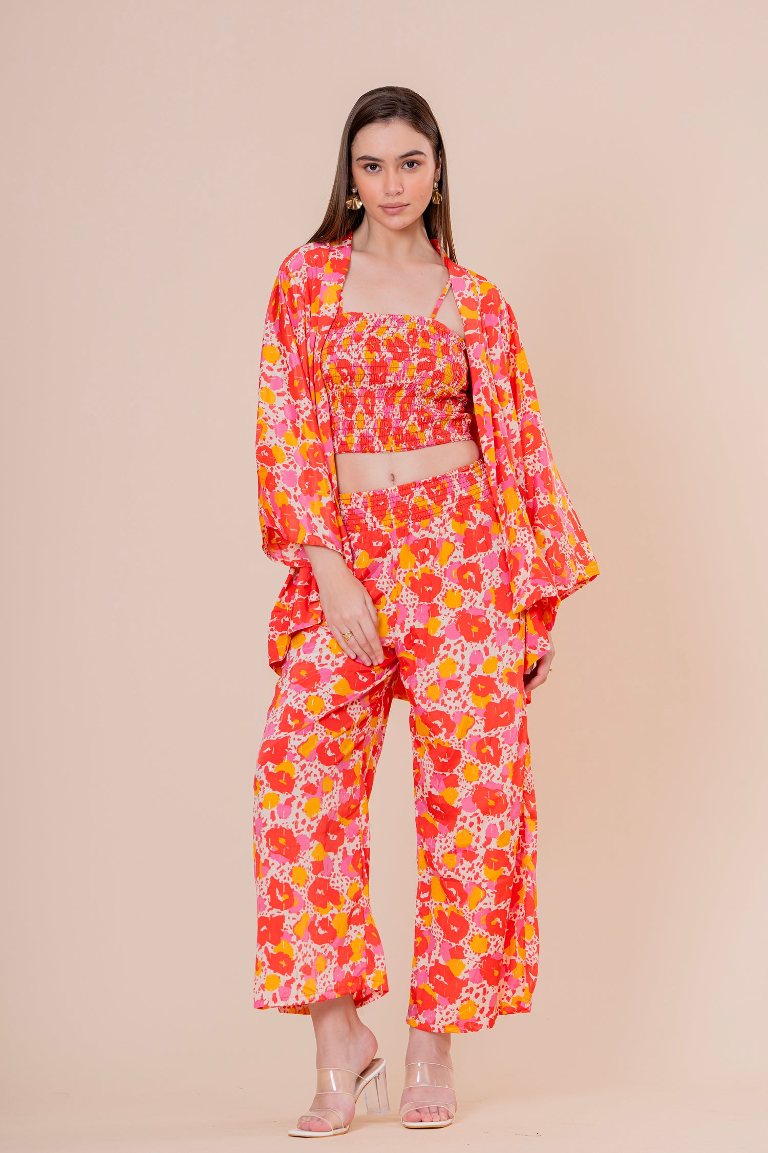 Conjunto de 3 Piezas Top Bandeau Pantalón y Kimono Estampado Floral Naranja Fucsia