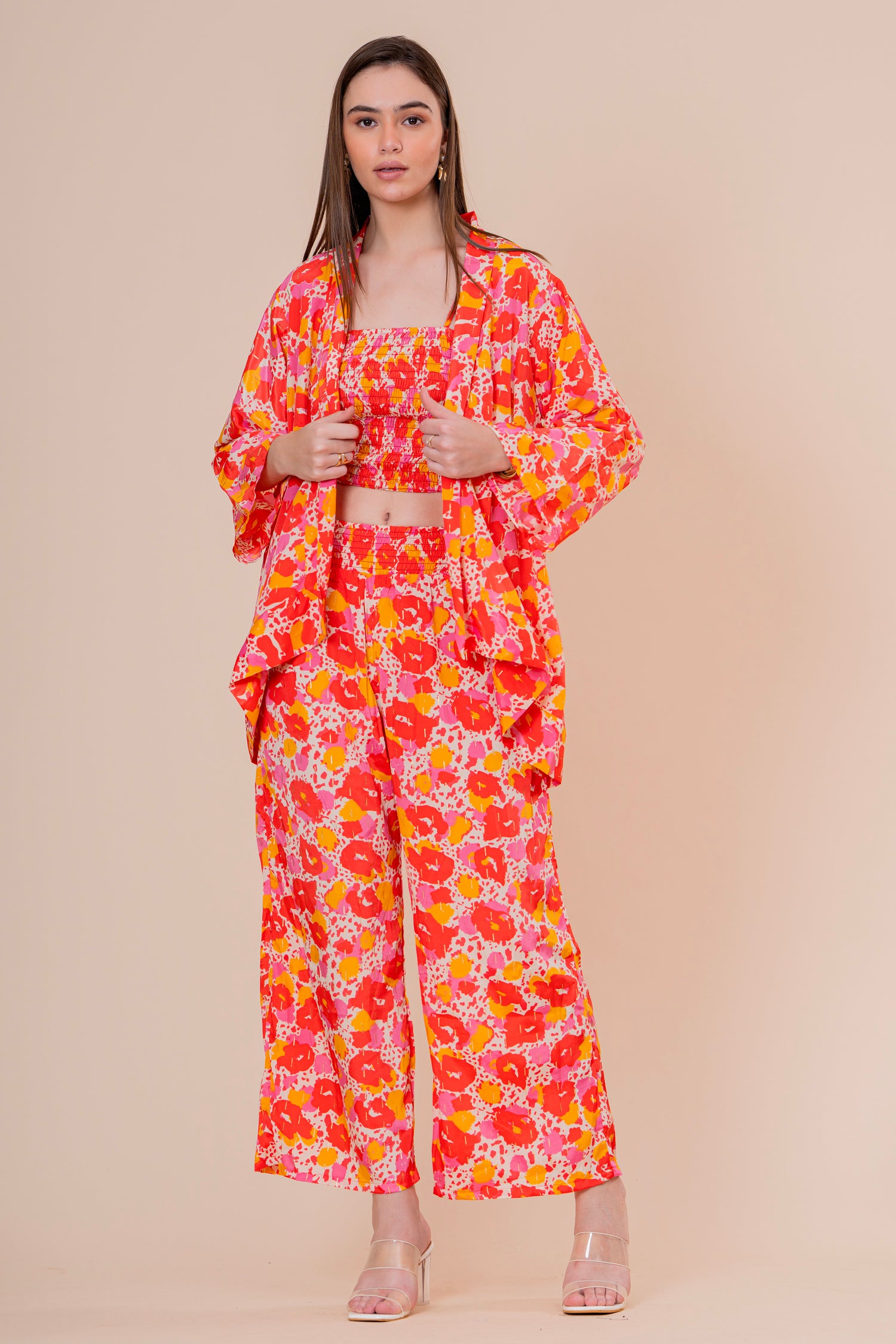 Conjunto de 3 Piezas Top Bandeau Pantalón y Kimono Estampado Floral Naranja Fucsia