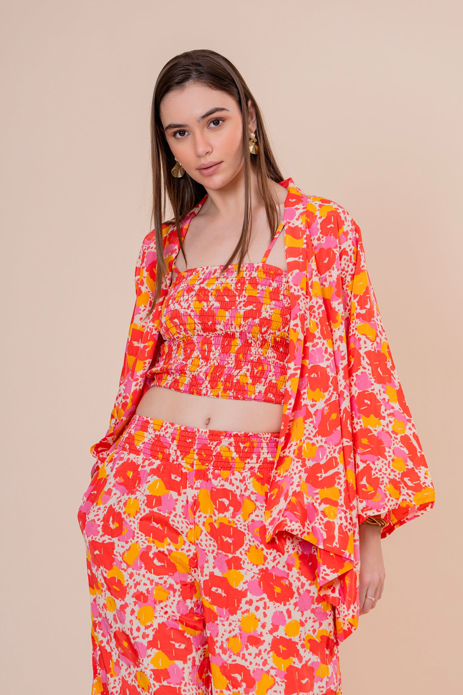 Conjunto de 3 Piezas Top Bandeau Pantalón y Kimono Estampado Floral Naranja Fucsia