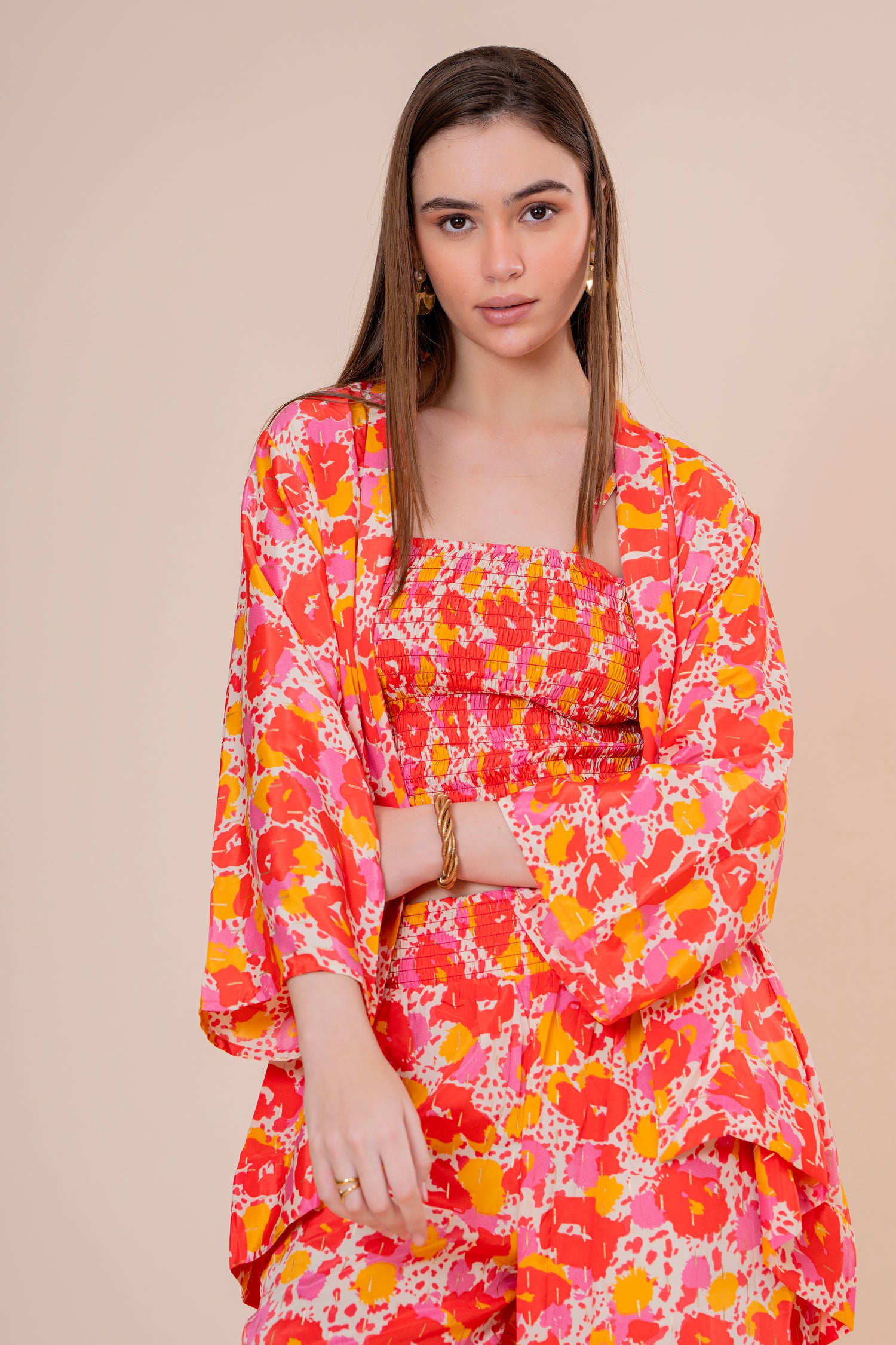 Conjunto de 3 Piezas Top Bandeau Pantalón y Kimono Estampado Floral Naranja Fucsia