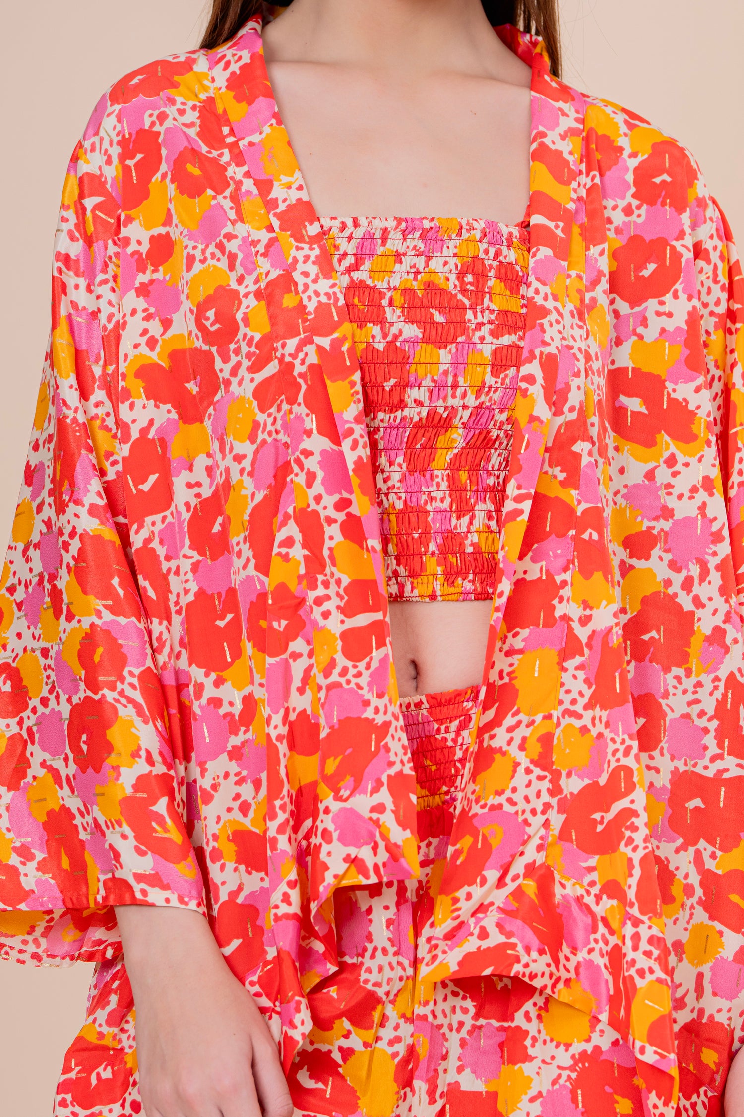 Conjunto de 3 Piezas Top Bandeau Pantalón y Kimono Estampado Floral Naranja Fucsia