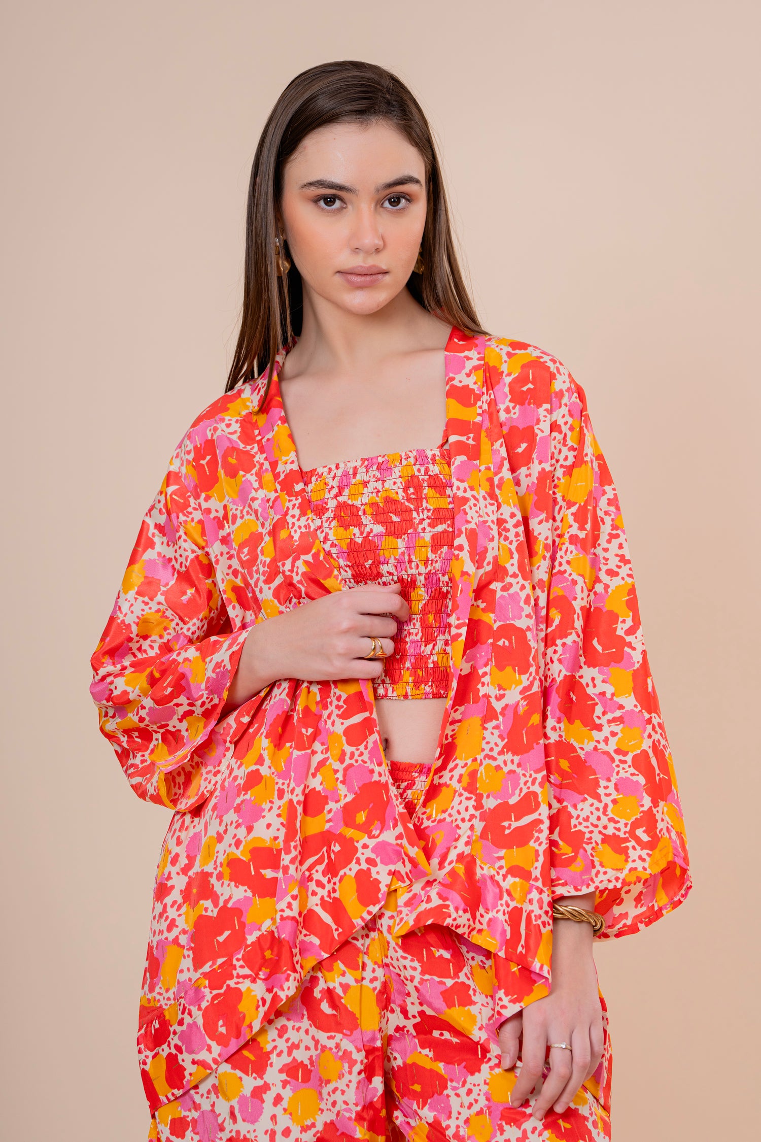 Conjunto de 3 Piezas Top Bandeau Pantalón y Kimono Estampado Floral Naranja Fucsia