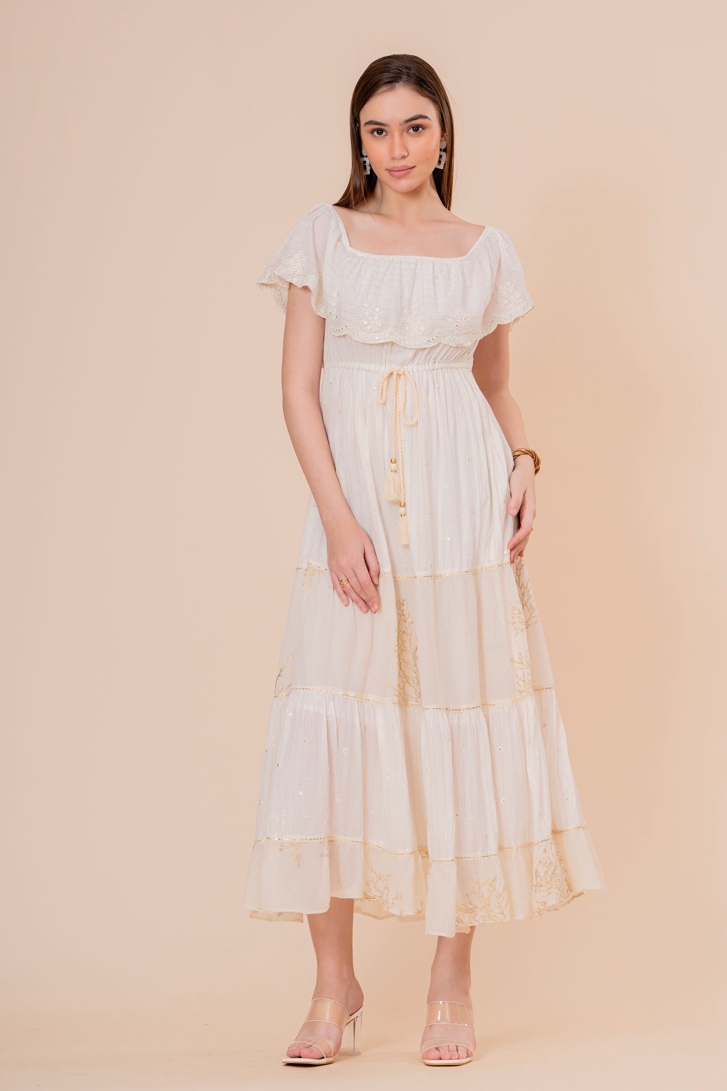 Vestido Midi Escote Cuadrado Crudo con Bordado Dorado y Volantes