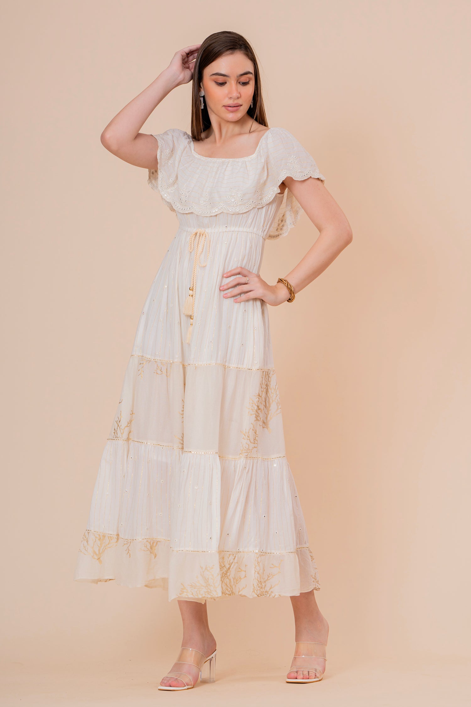 Vestido Midi Escote Cuadrado Crudo con Bordado Dorado y Volantes