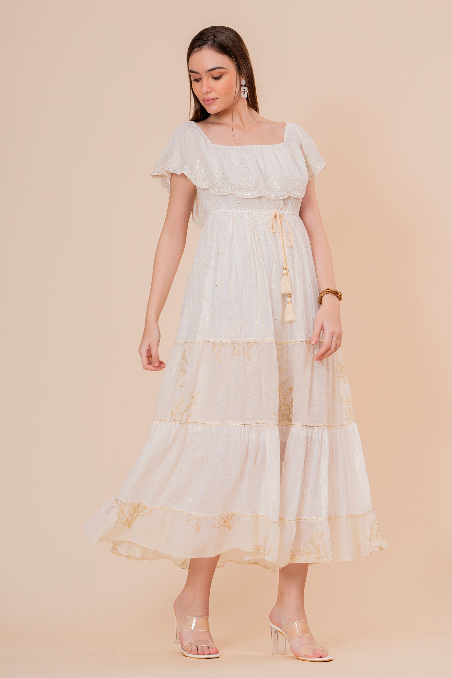 Vestido Midi Escote Cuadrado Crudo con Bordado Dorado y Volantes