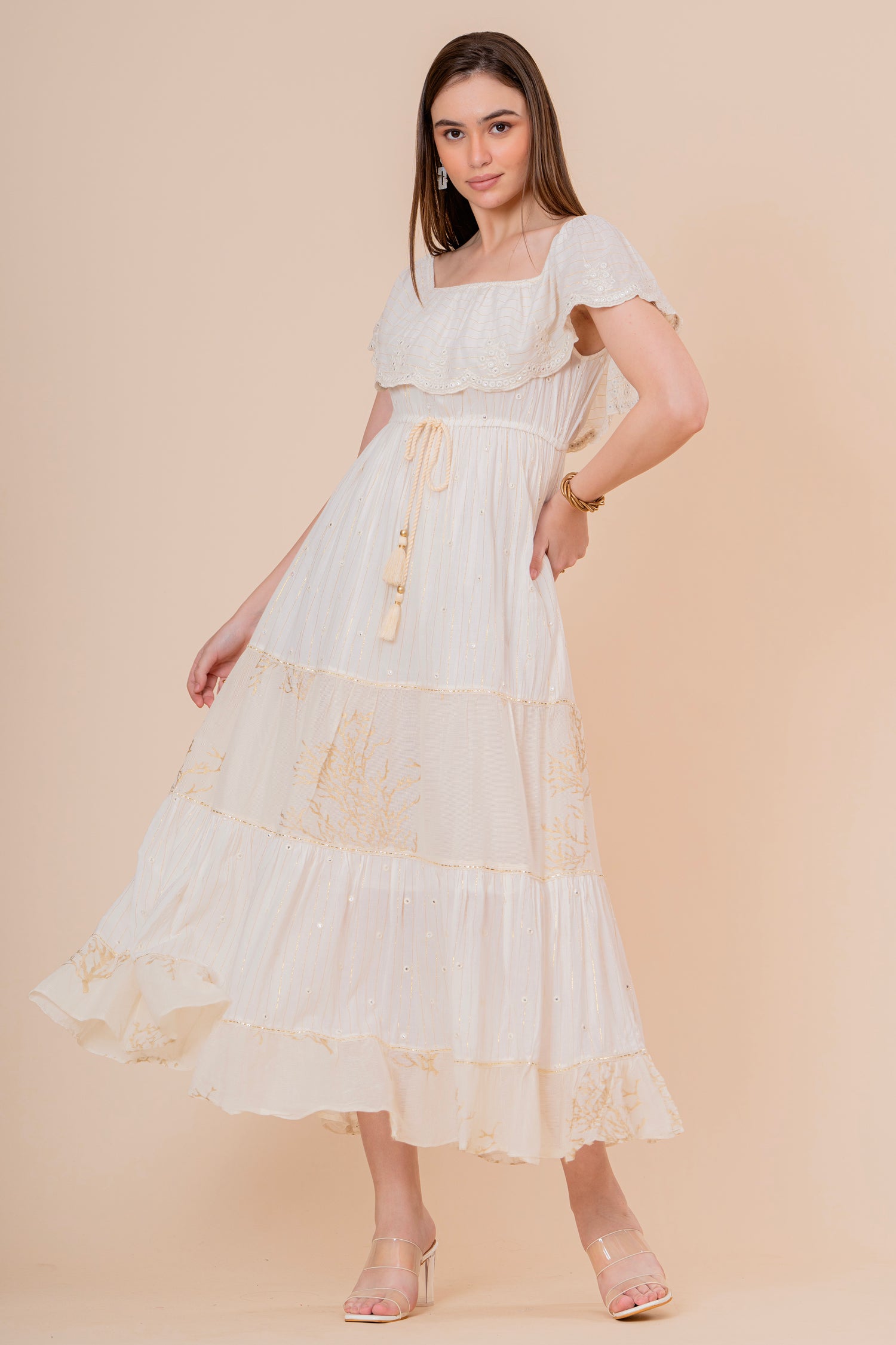 Vestido Midi Escote Cuadrado Crudo con Bordado Dorado y Volantes