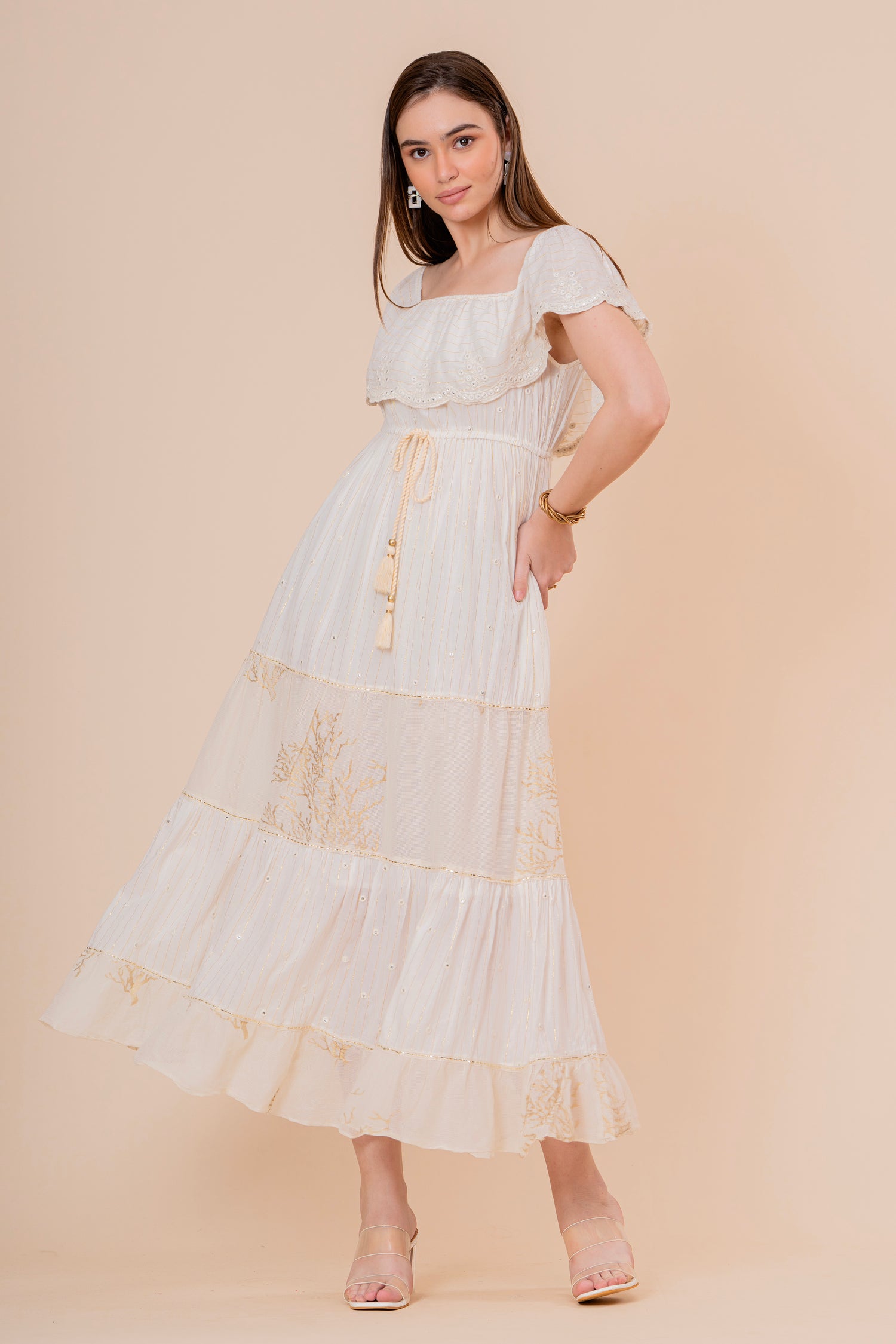 Vestido Midi Escote Cuadrado Crudo con Bordado Dorado y Volantes