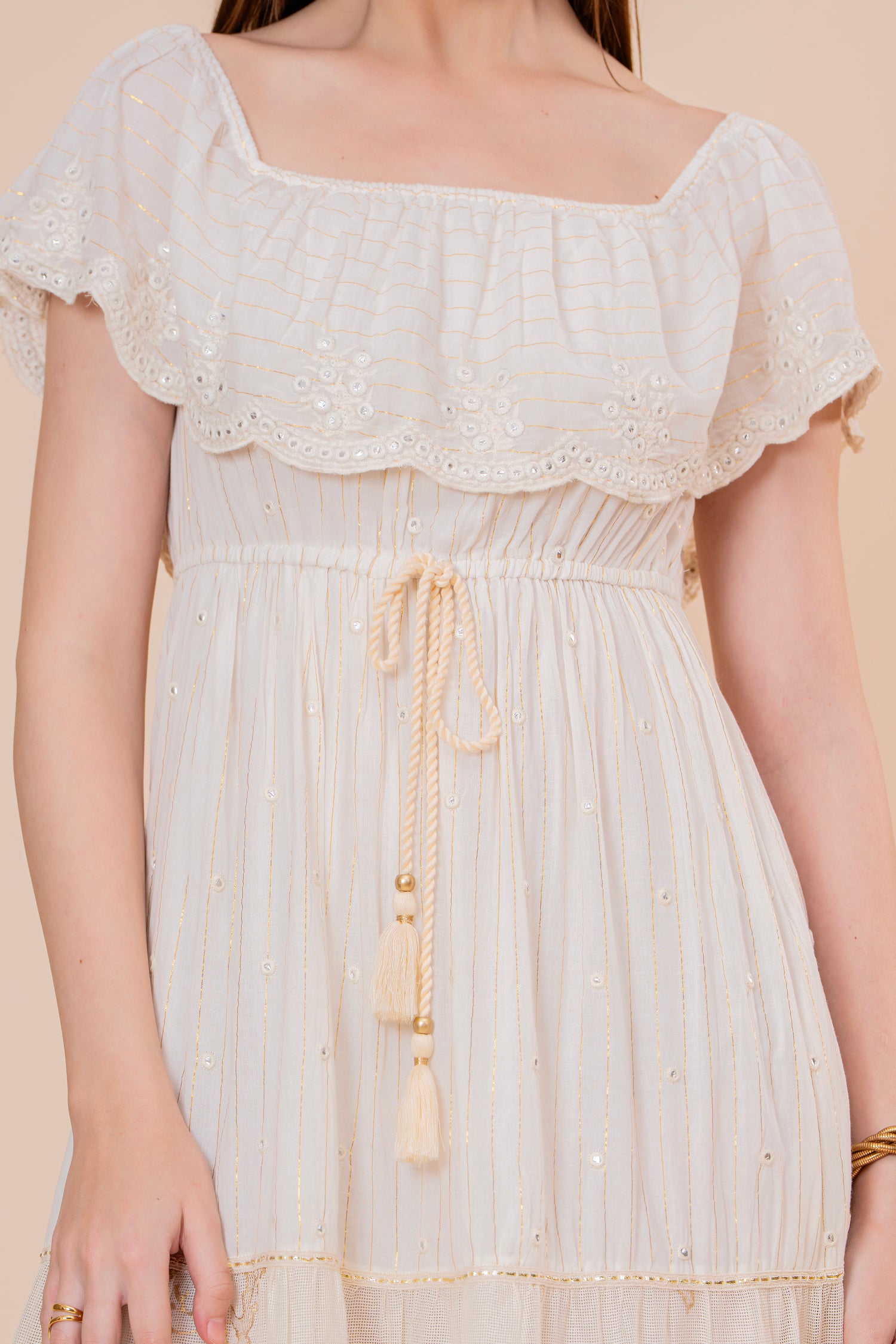 Vestido Midi Escote Cuadrado Crudo con Bordado Dorado y Volantes