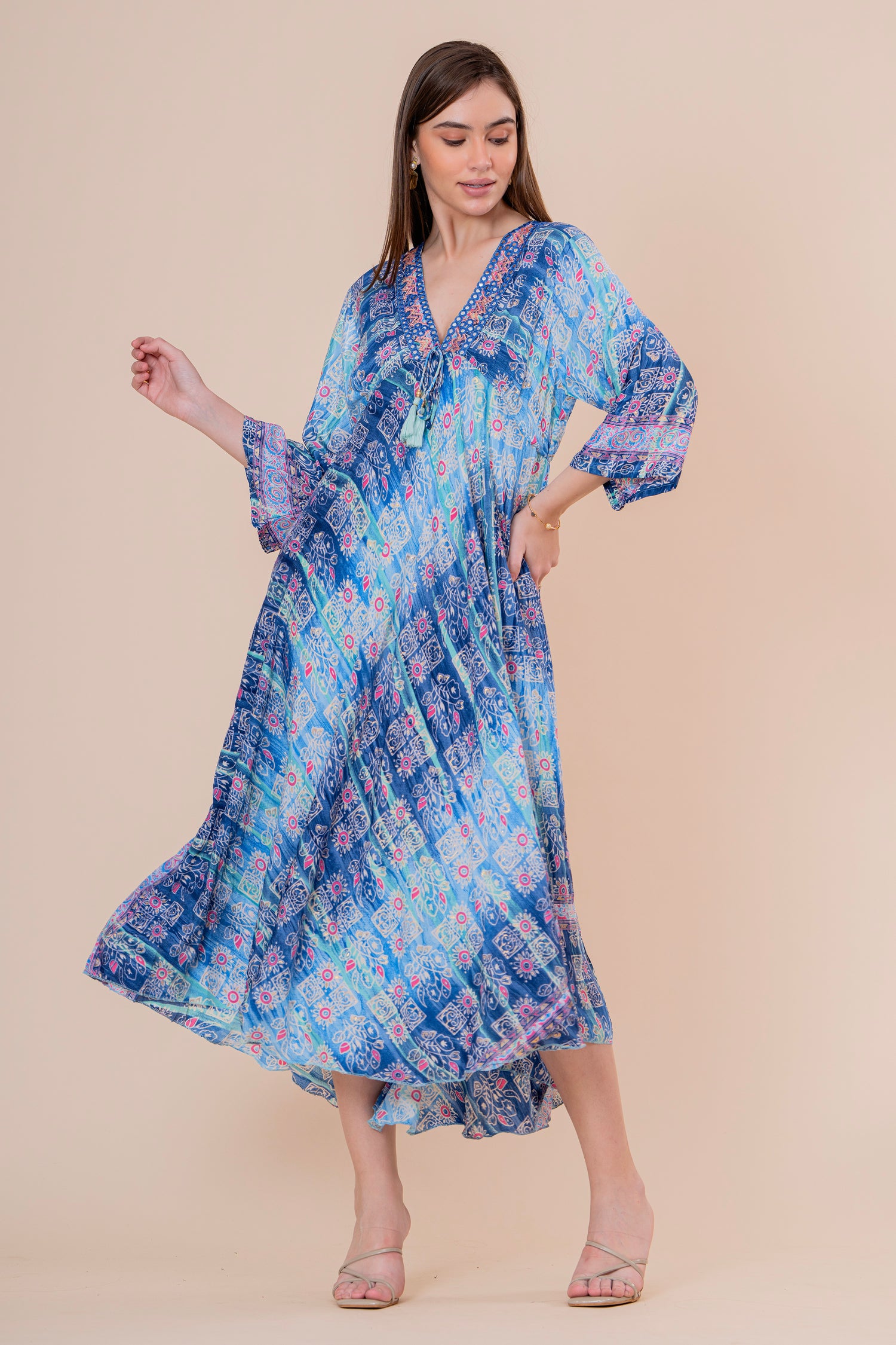 Vestido Midi Kaftán Estampado Degradado Azul con Borlas