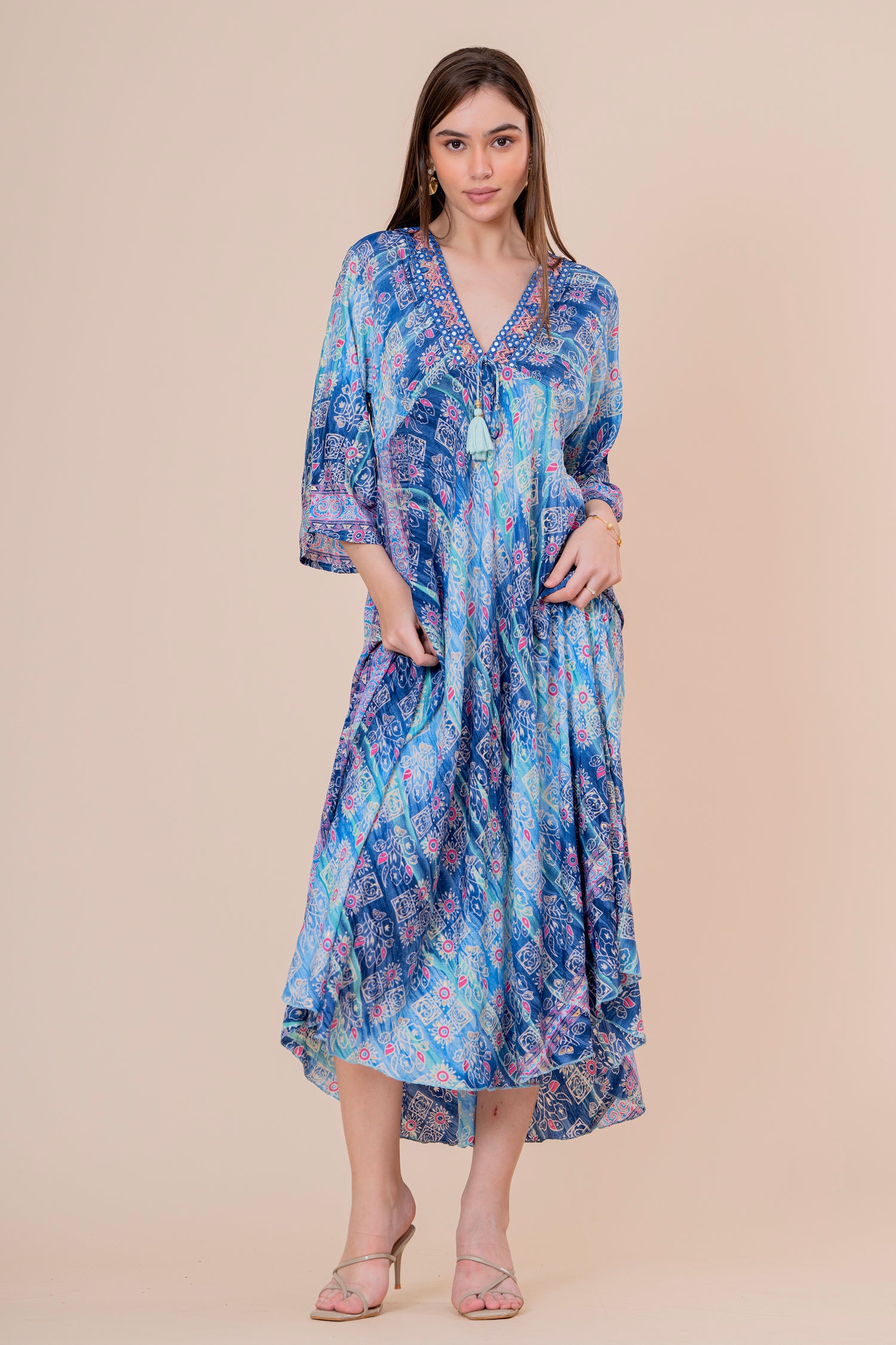 Vestido Midi Kaftán Estampado Degradado Azul con Borlas