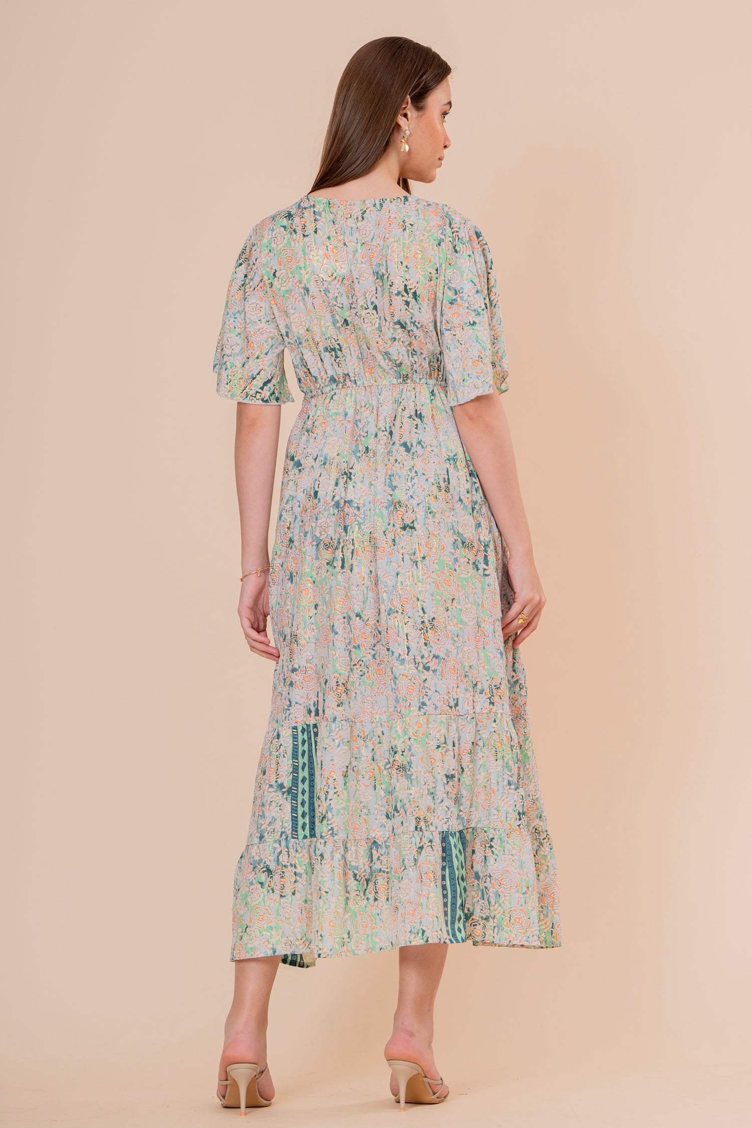 Vestido Maxi Crudo Texturizado con Mangas Acampanadas y Borlas