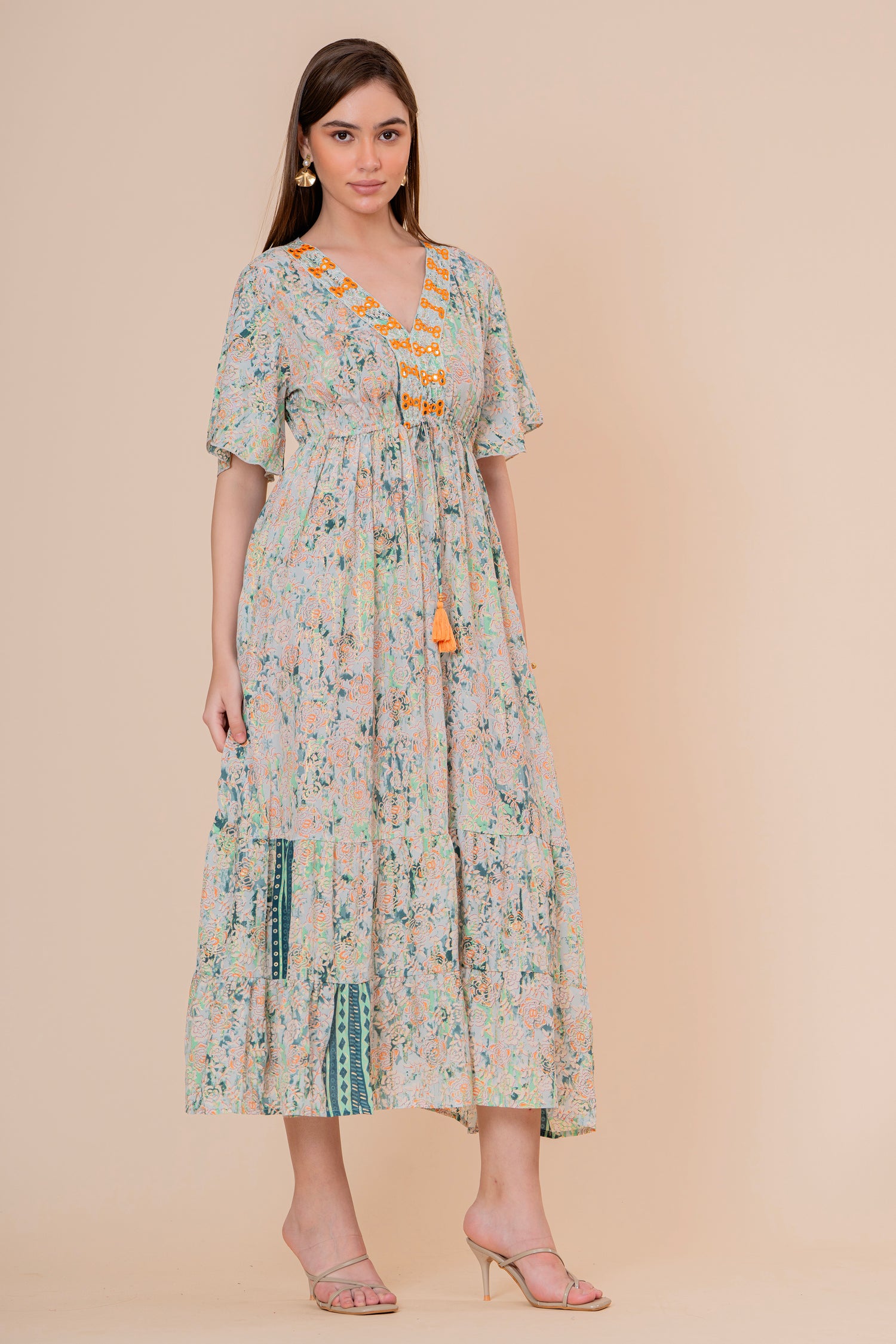 Vestido Maxi Crudo Texturizado con Mangas Acampanadas y Borlas