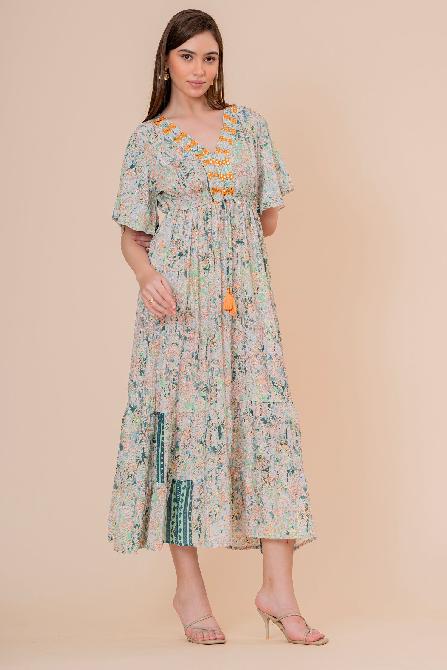 Vestido Maxi Crudo Texturizado con Mangas Acampanadas y Borlas