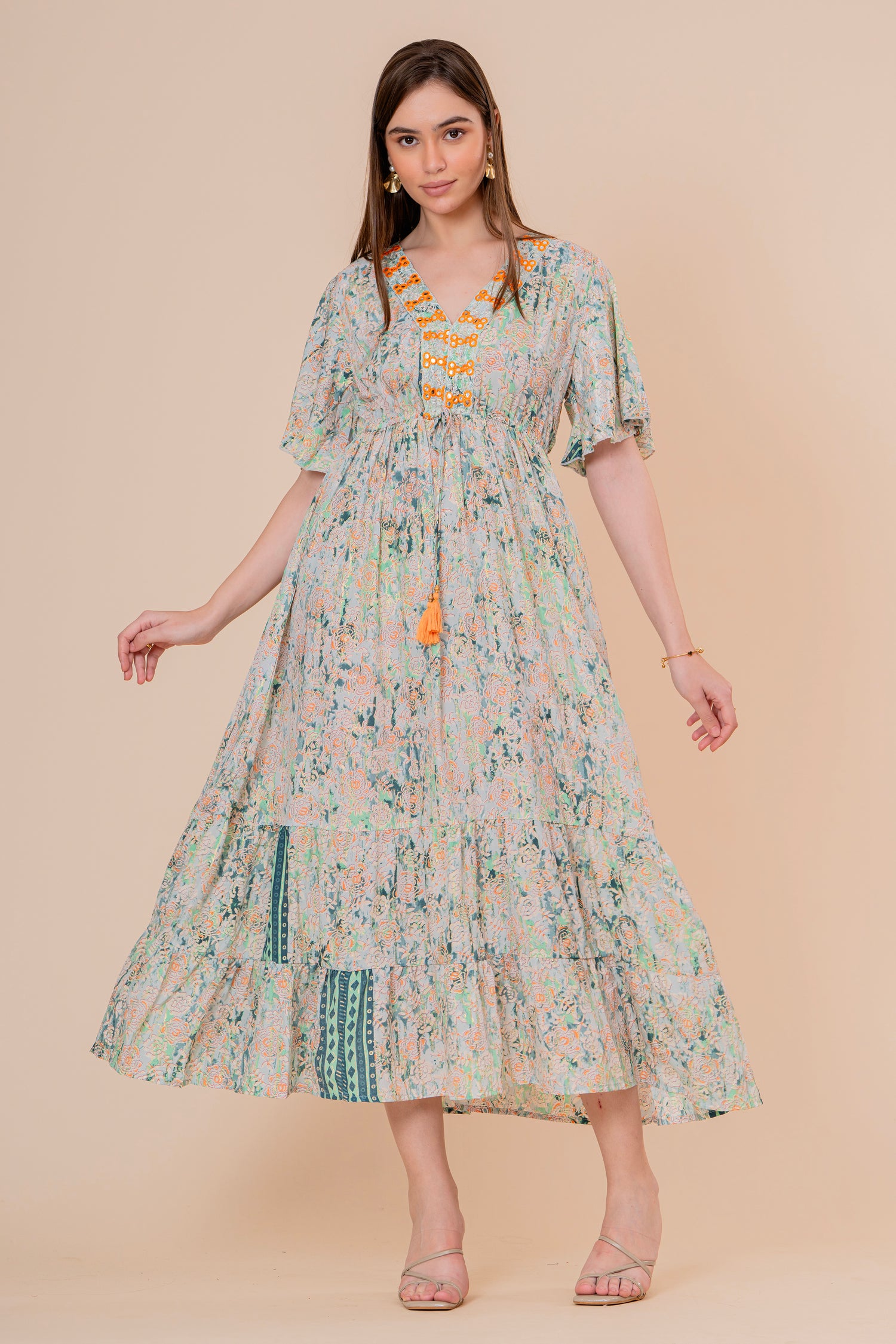 Vestido Maxi Crudo Texturizado con Mangas Acampanadas y Borlas