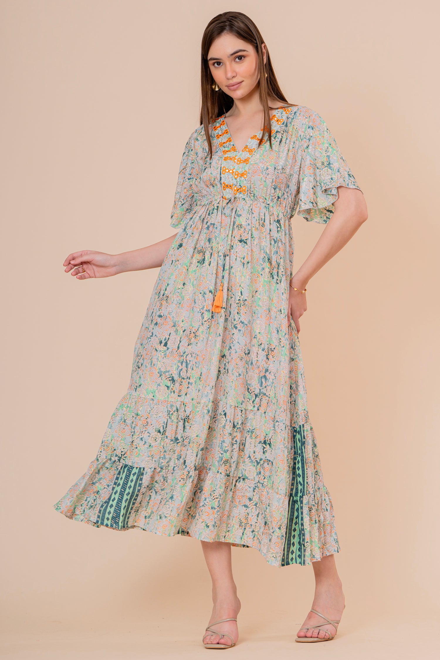 Vestido Maxi Crudo Texturizado con Mangas Acampanadas y Borlas