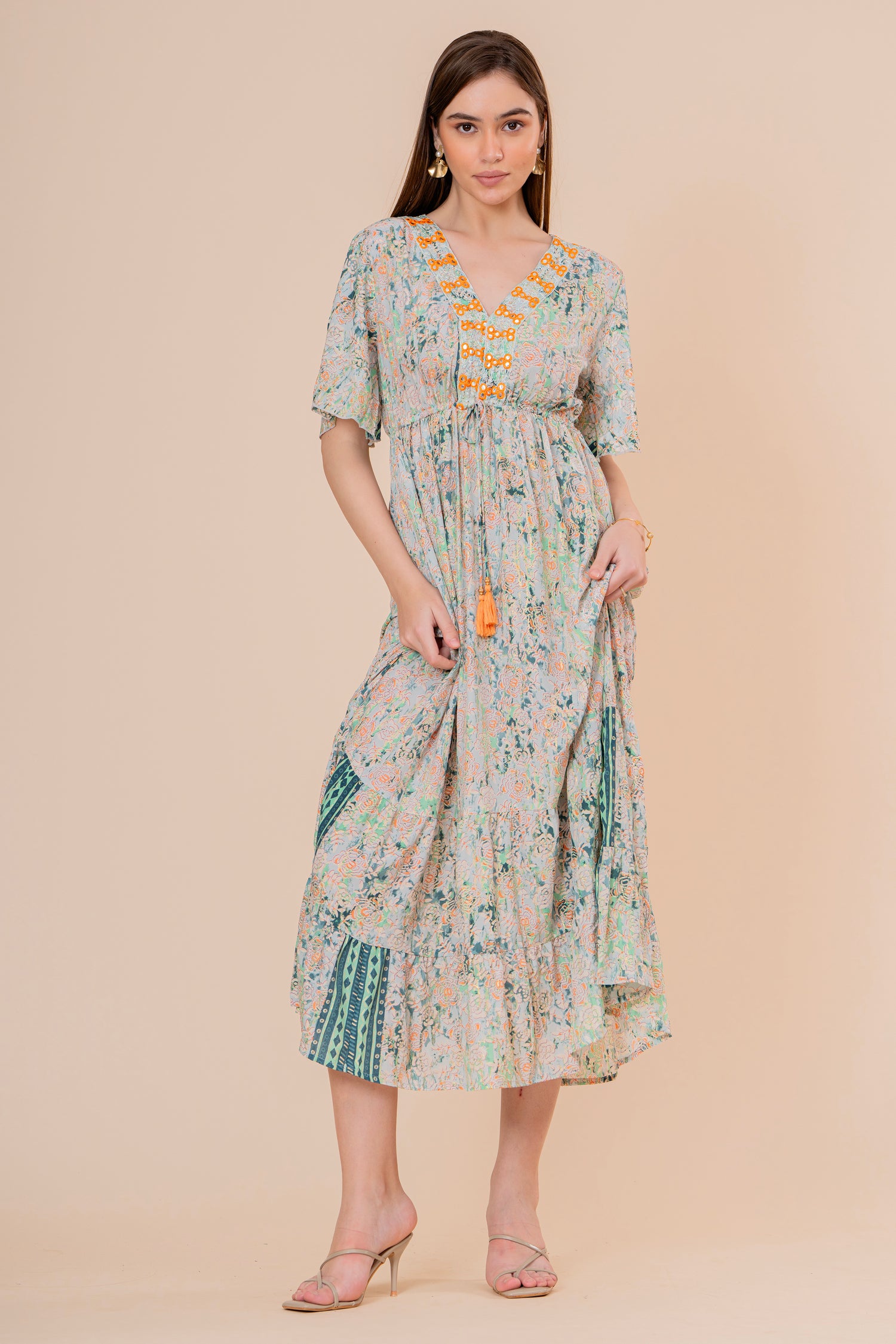 Vestido Maxi Crudo Texturizado con Mangas Acampanadas y Borlas